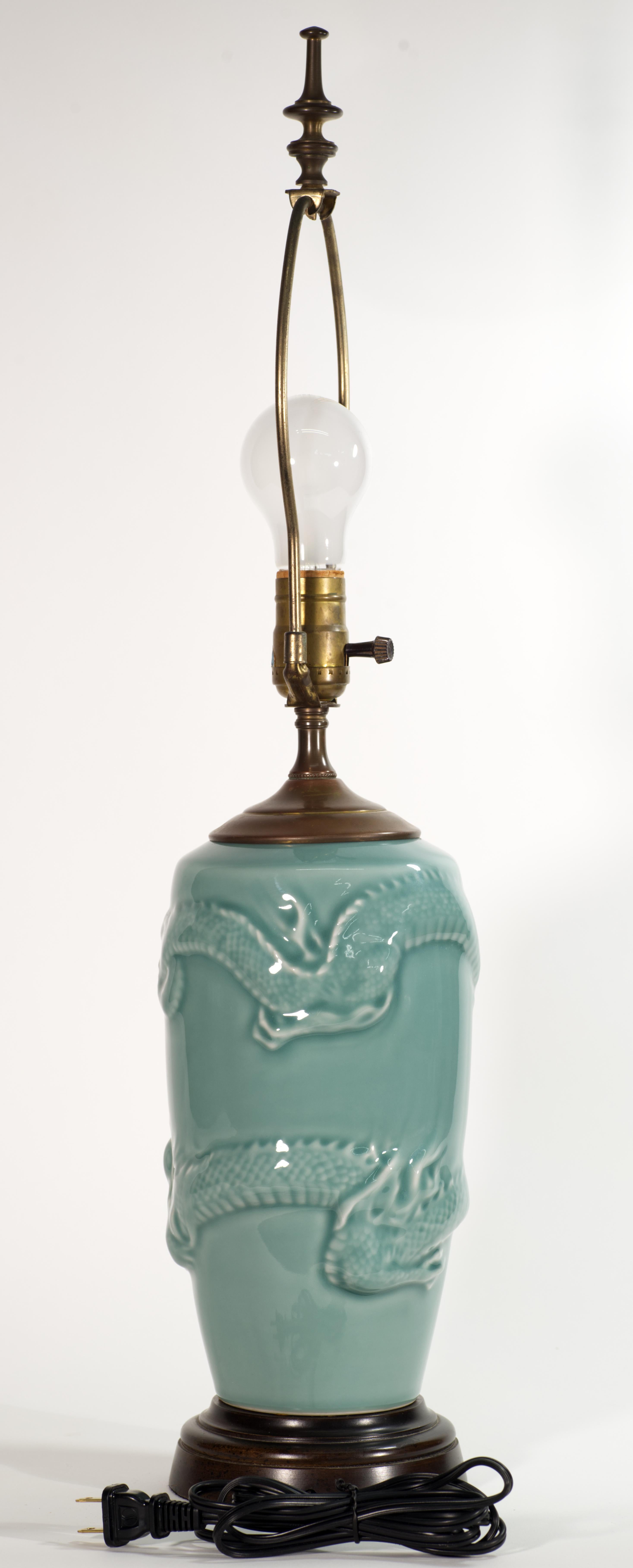 Asiatique Lampe de bureau chinoiseries vintage en céramique céladon avec relief de dragon en vente