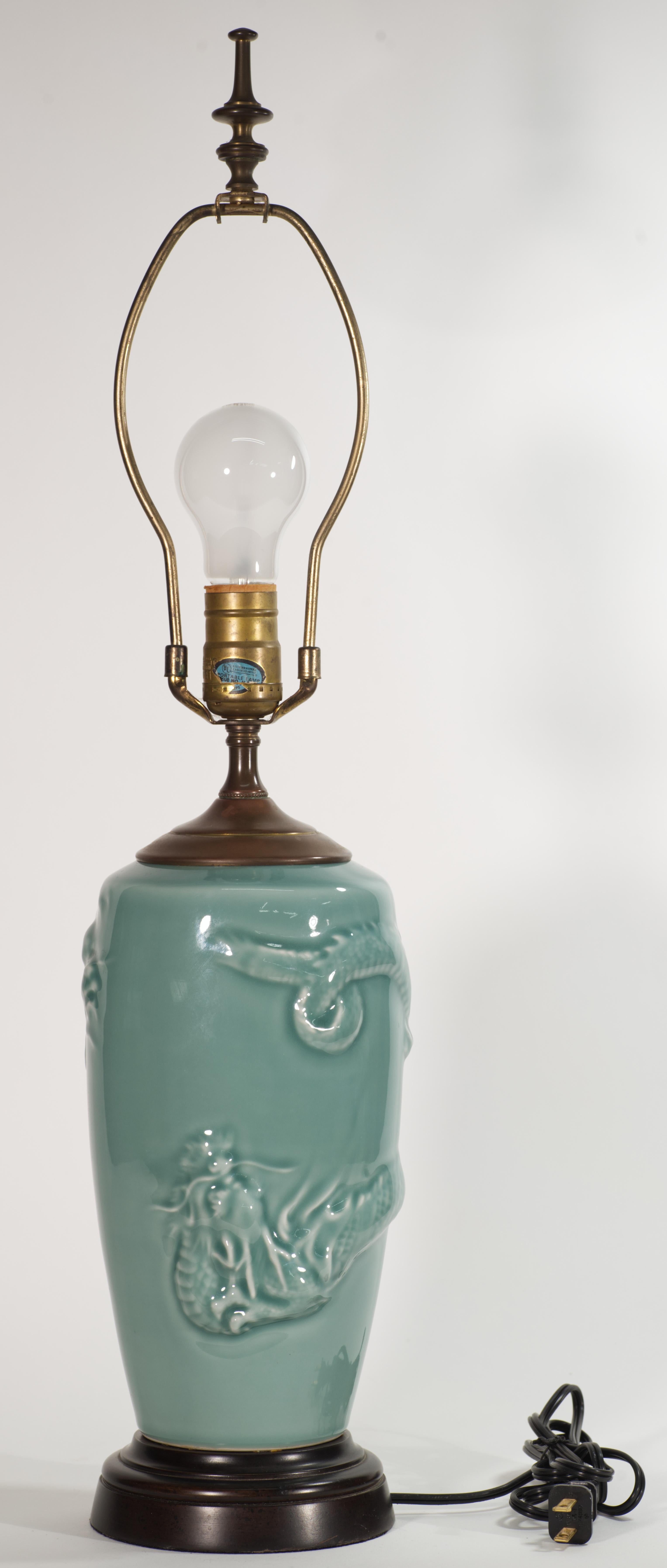 Fait main Lampe de bureau chinoiseries vintage en céramique céladon avec relief de dragon en vente