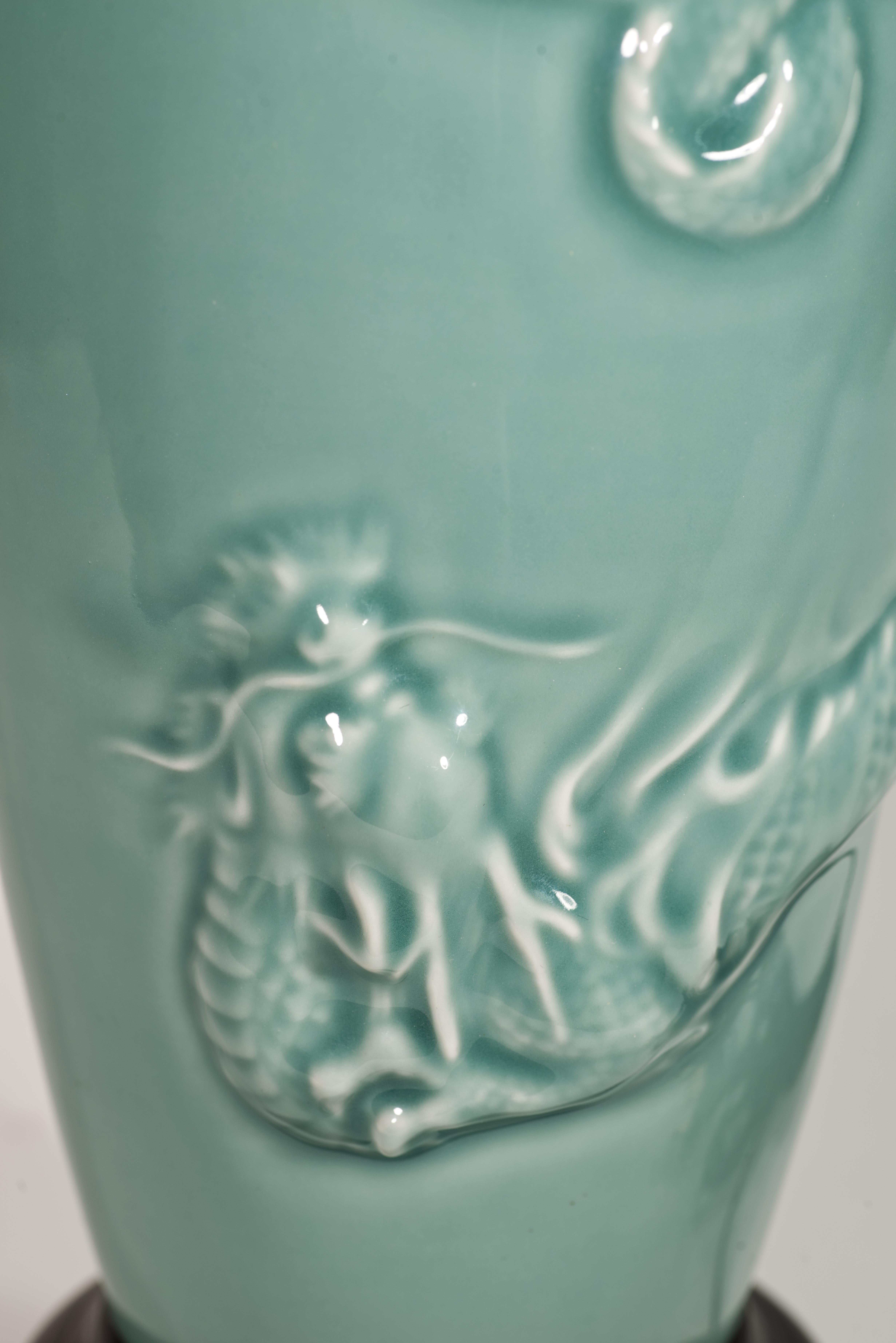 Lampe de bureau chinoiseries vintage en céramique céladon avec relief de dragon Bon état - En vente à Clifton Springs, NY