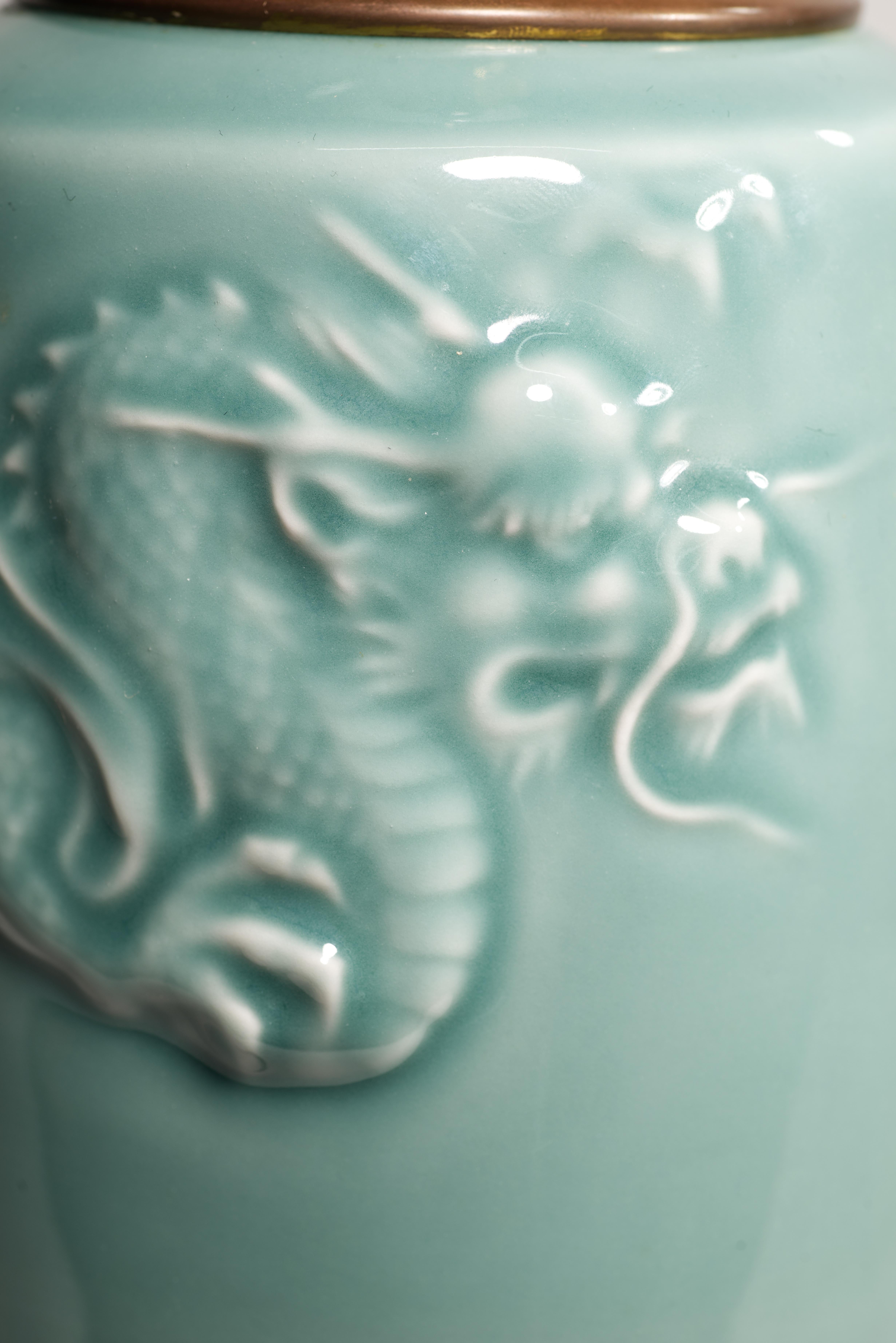 20ième siècle Lampe de bureau chinoiseries vintage en céramique céladon avec relief de dragon en vente
