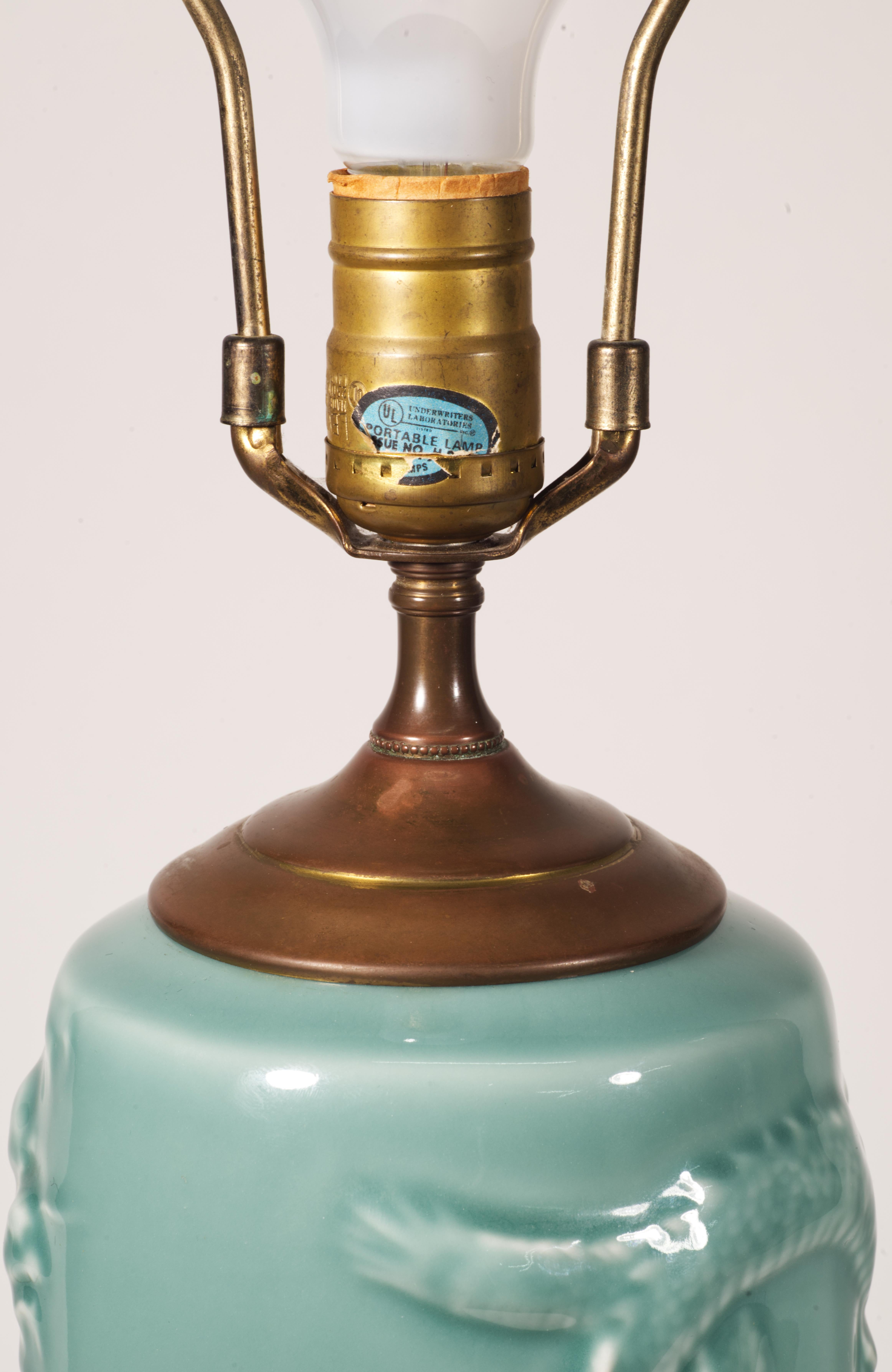 Lampe de bureau chinoiseries vintage en céramique céladon avec relief de dragon en vente 1