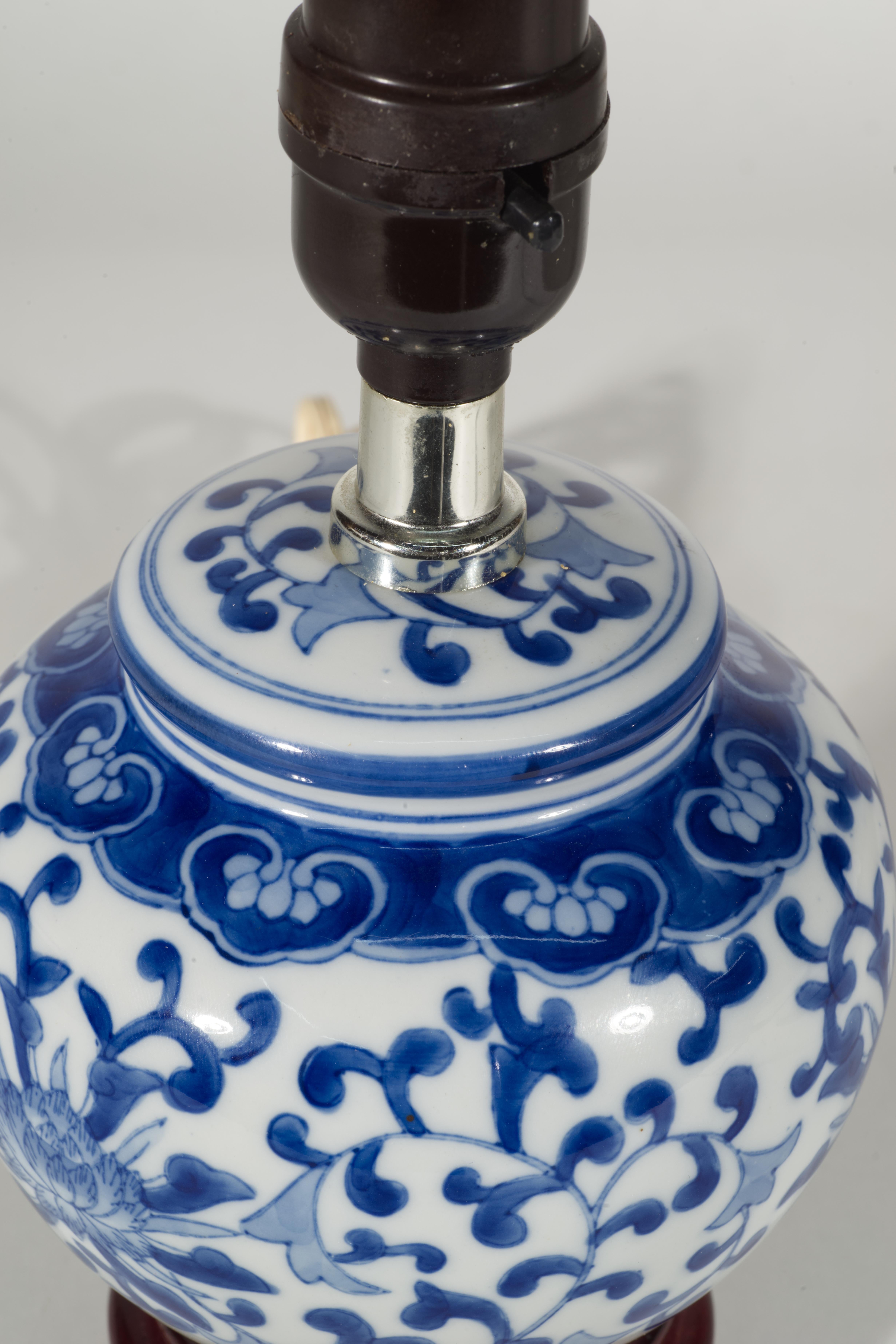 Vintage Chinoiserie Ceramic Accent Table Lamp, Blue and White In Good Condition For Sale In Clifton Springs, NY