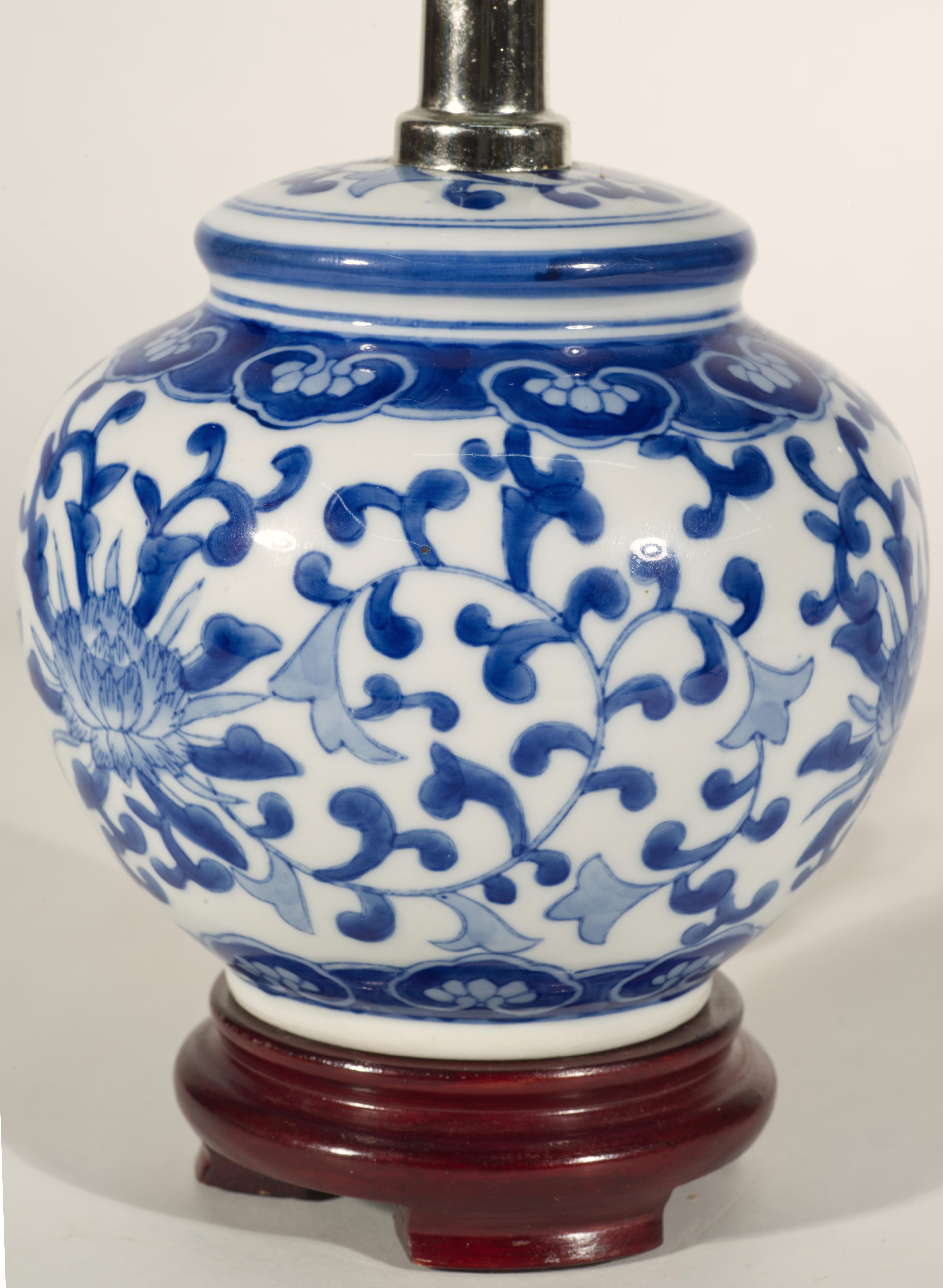 20th Century Vintage Chinoiserie Ceramic Accent Table Lamp, Blue and White For Sale
