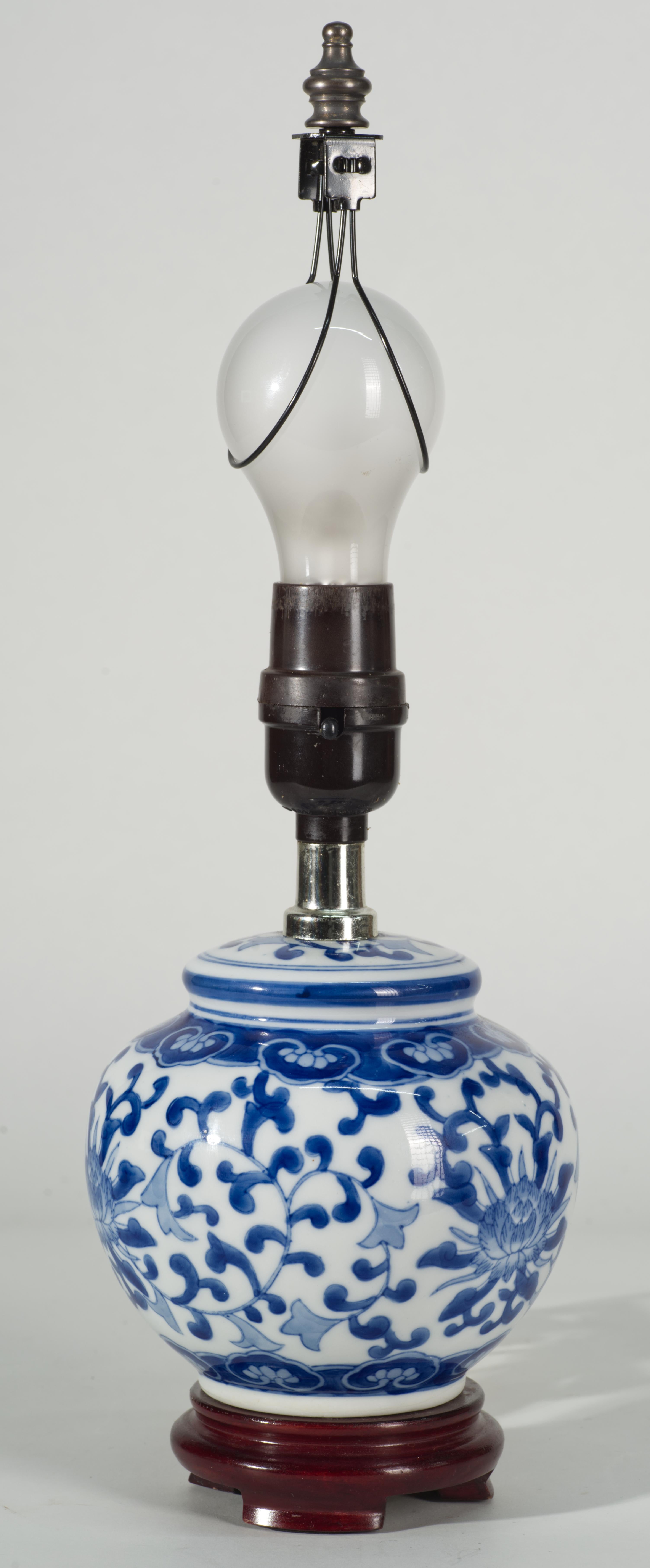Brass Vintage Chinoiserie Ceramic Accent Table Lamp, Blue and White For Sale