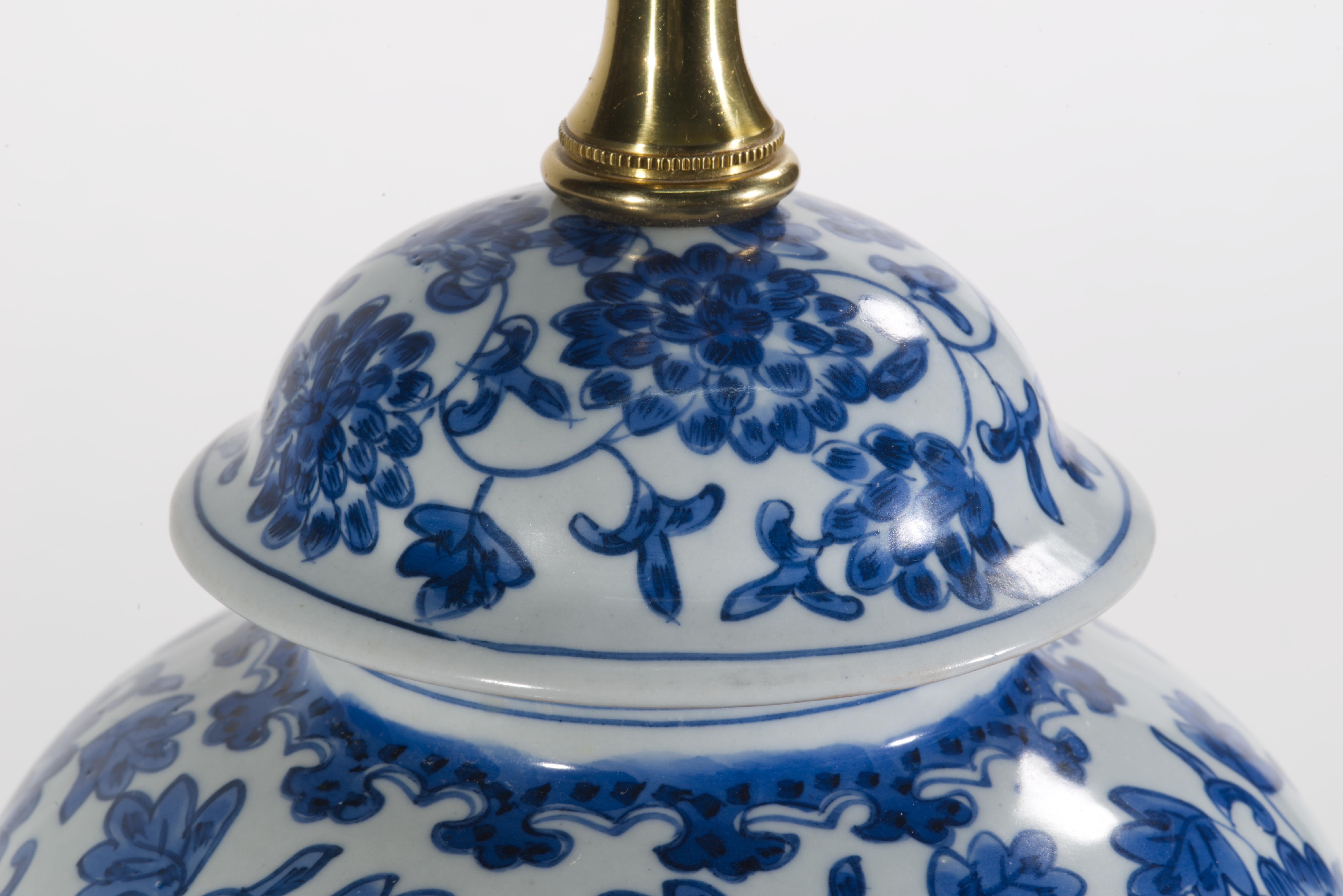 Asian Vintage Chinoiserie Ceramic Ginger Jar Table Lamp, Blue and White For Sale