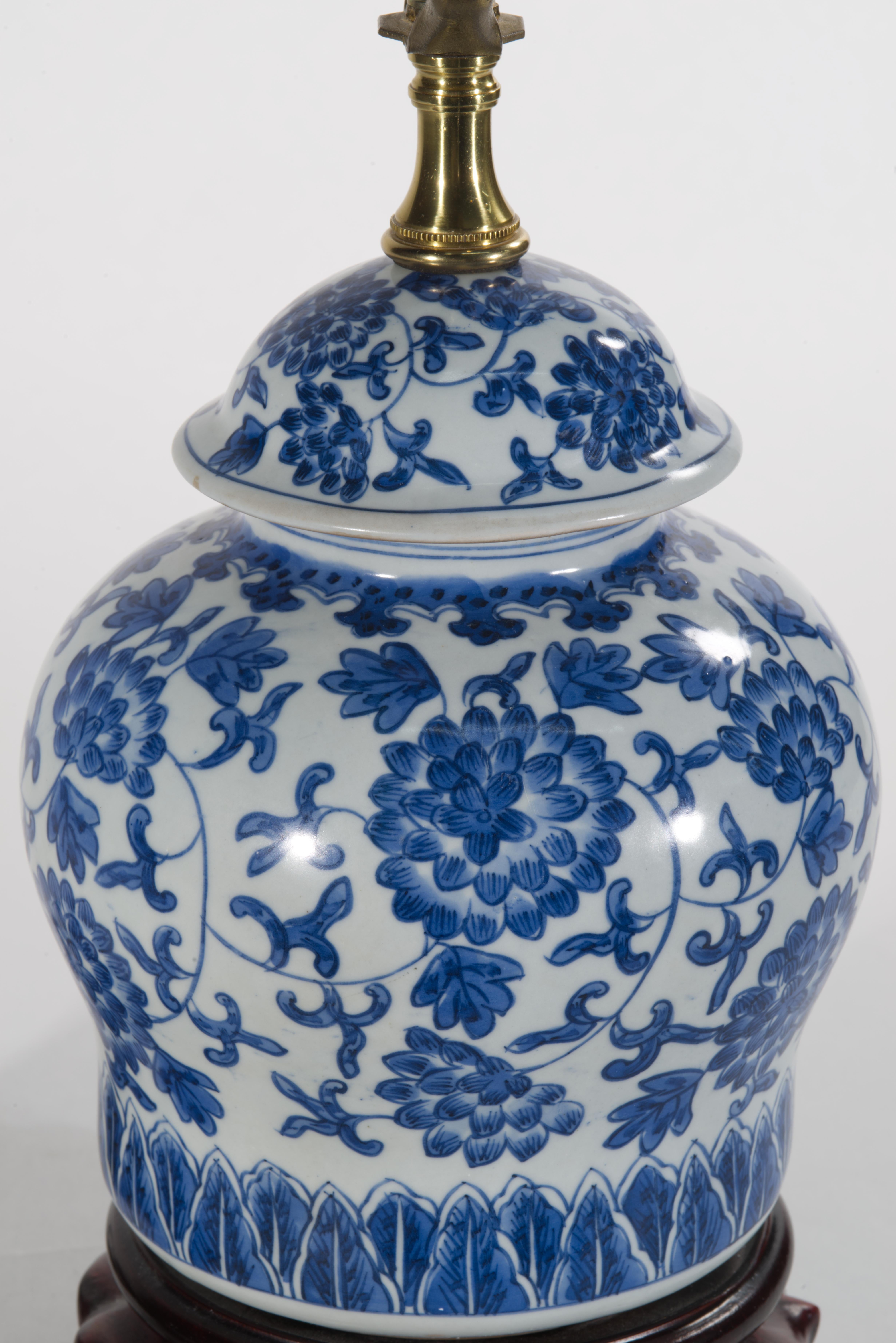 Vintage Chinoiserie Ceramic Ginger Jar Table Lamp, Blue and White In Good Condition For Sale In Clifton Springs, NY