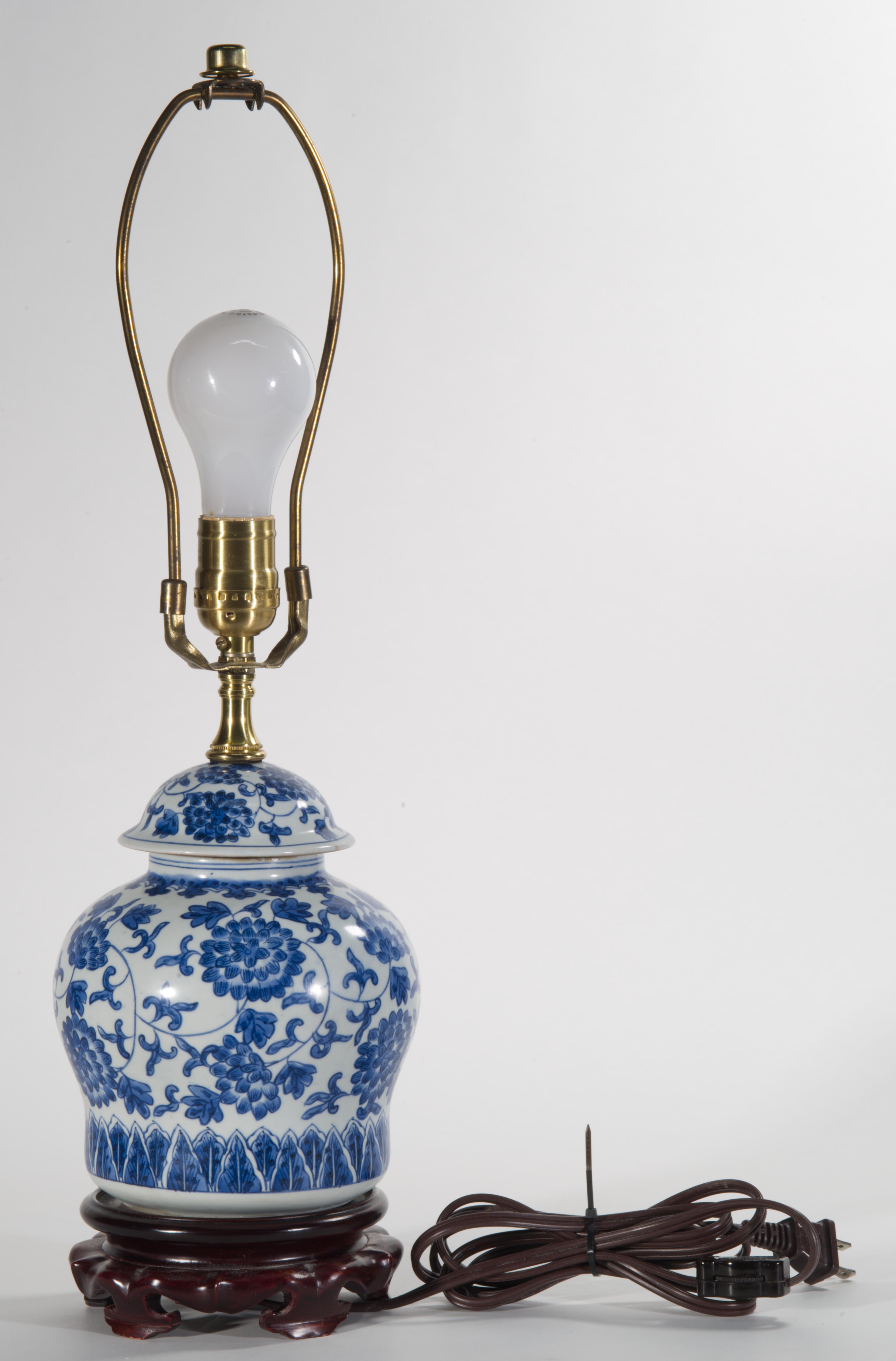 20th Century Vintage Chinoiserie Ceramic Ginger Jar Table Lamp, Blue and White For Sale