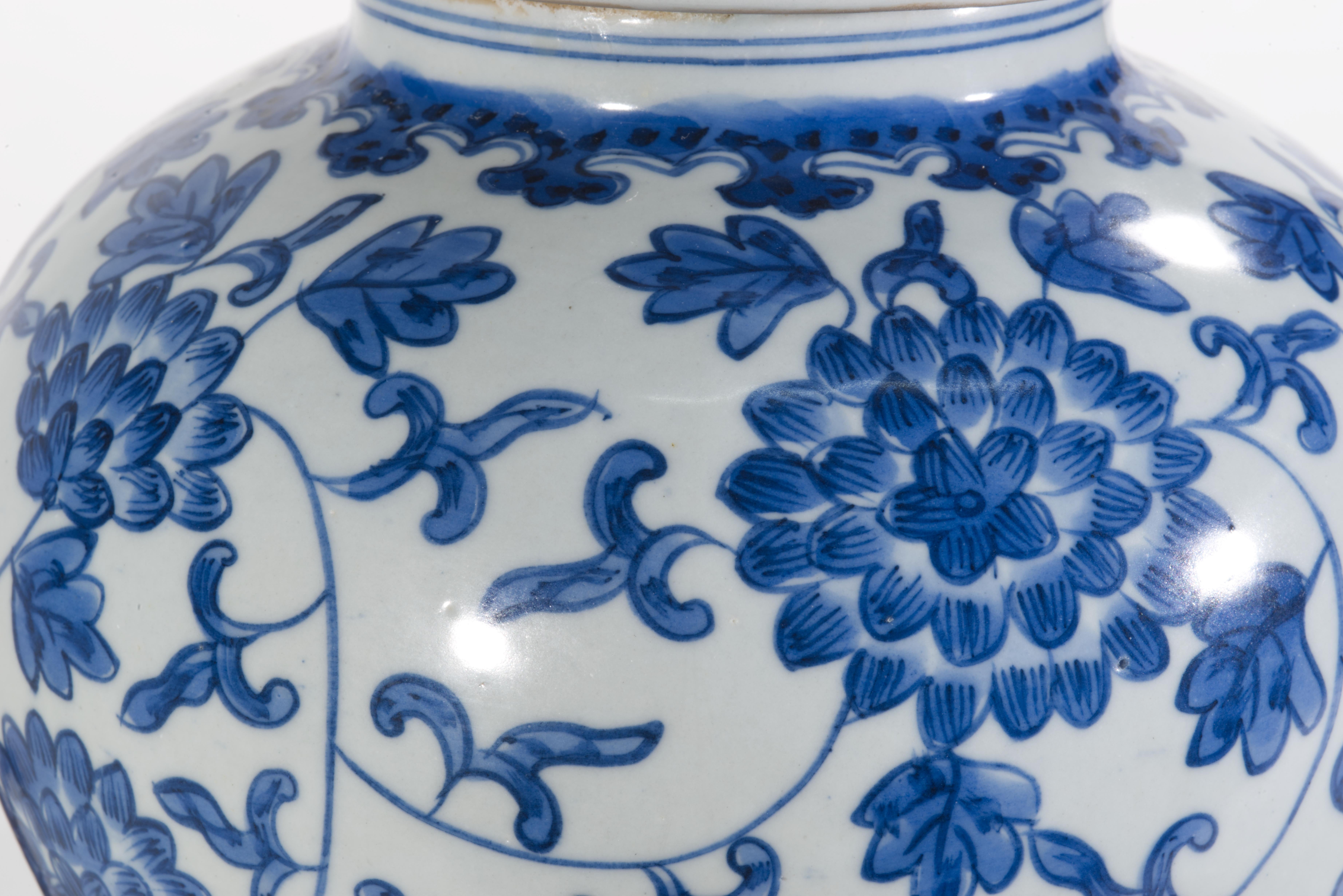 Brass Vintage Chinoiserie Ceramic Ginger Jar Table Lamp, Blue and White For Sale