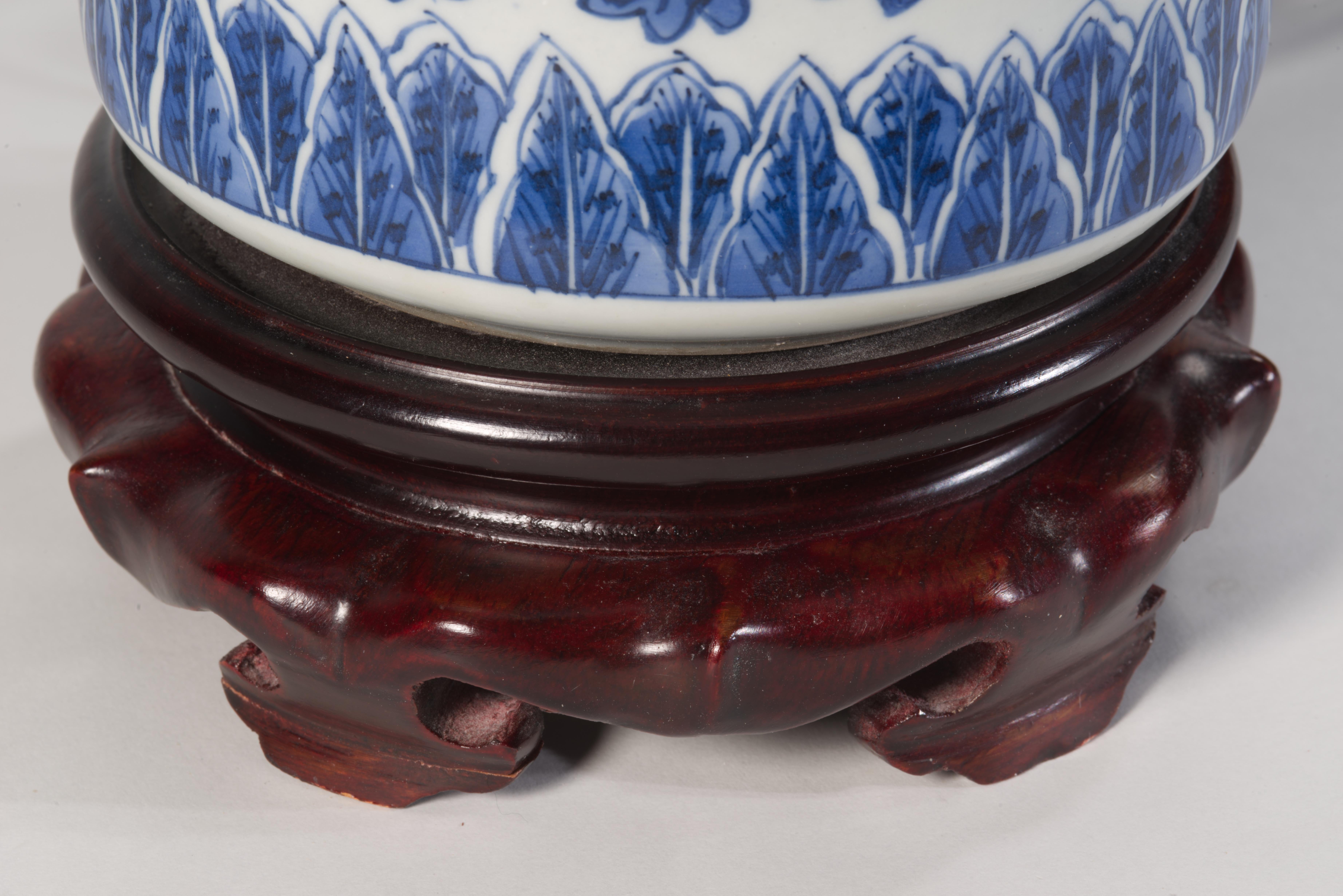 Vintage Chinoiserie Ceramic Ginger Jar Table Lamp, Blue and White For Sale 2