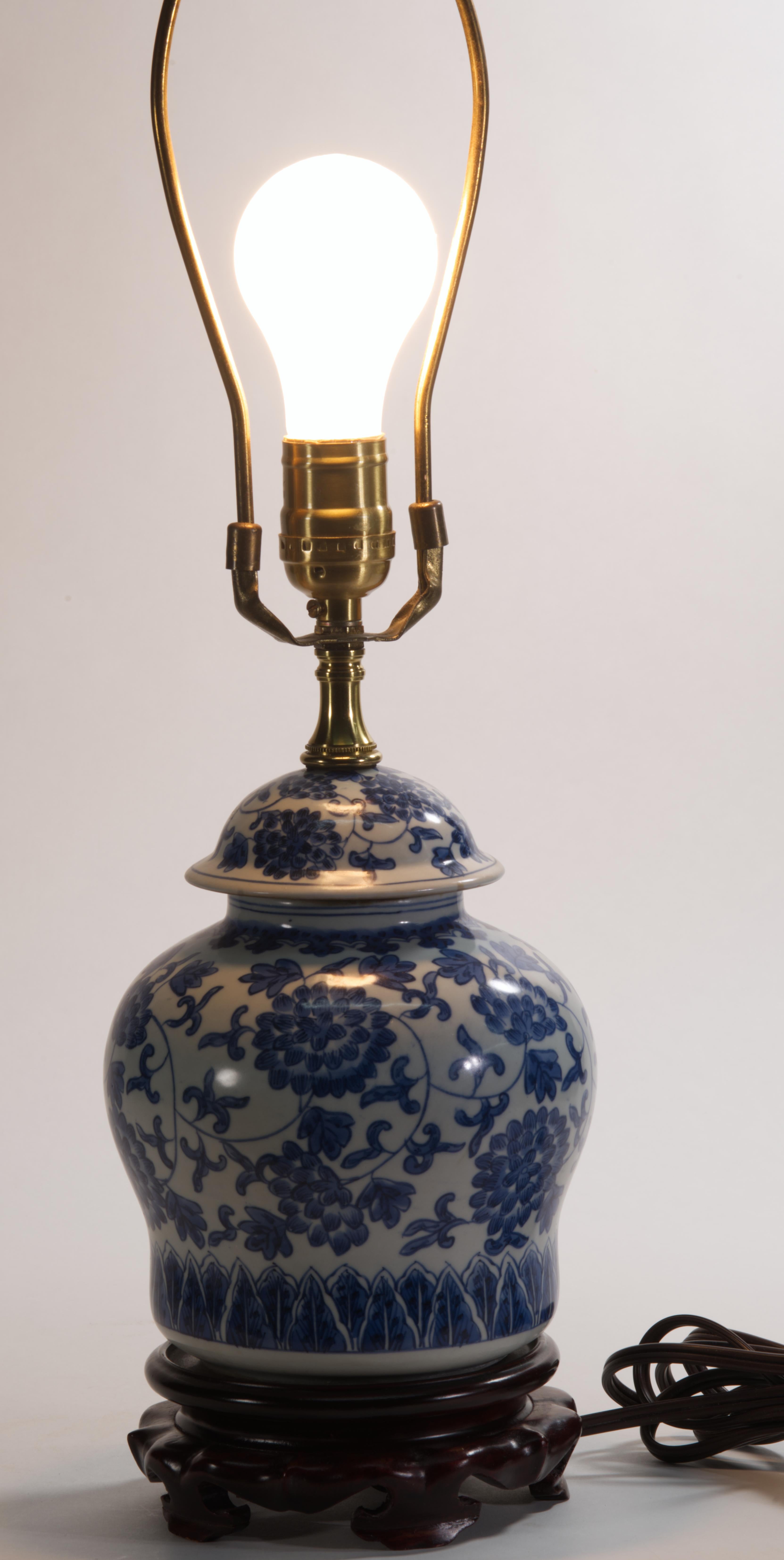 Vintage Chinoiserie Ceramic Ginger Jar Table Lamp, Blue and White For Sale 3