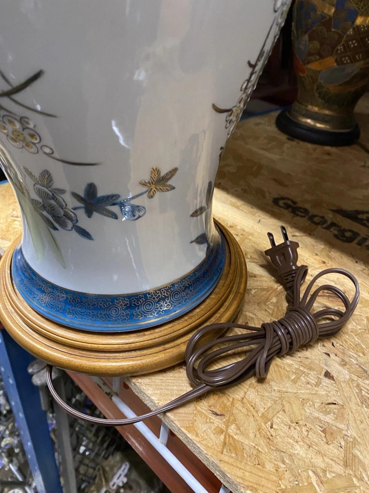 Vintage Chinoiserie Chinese Blue Flower Porcelain Jardiniere Vase Table Lamp For Sale 6