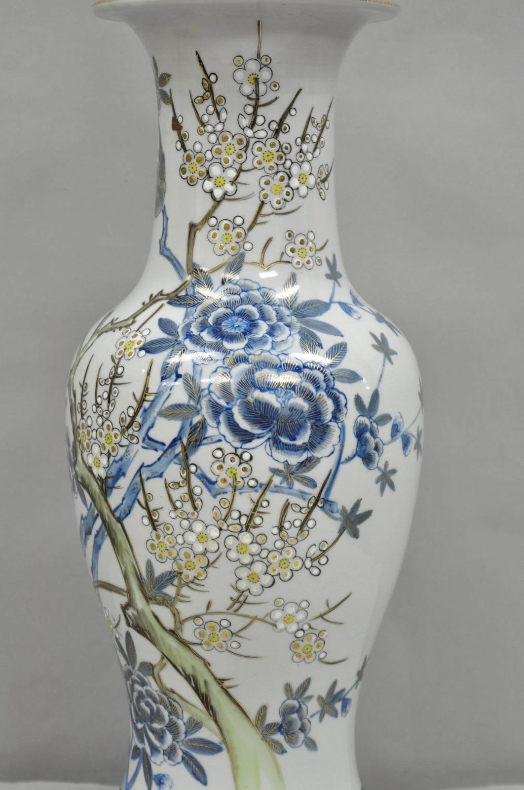 Vintage Chinoiserie Chinese Blue Flower Porcelain Jardiniere Vase Table Lamp In Good Condition For Sale In Philadelphia, PA
