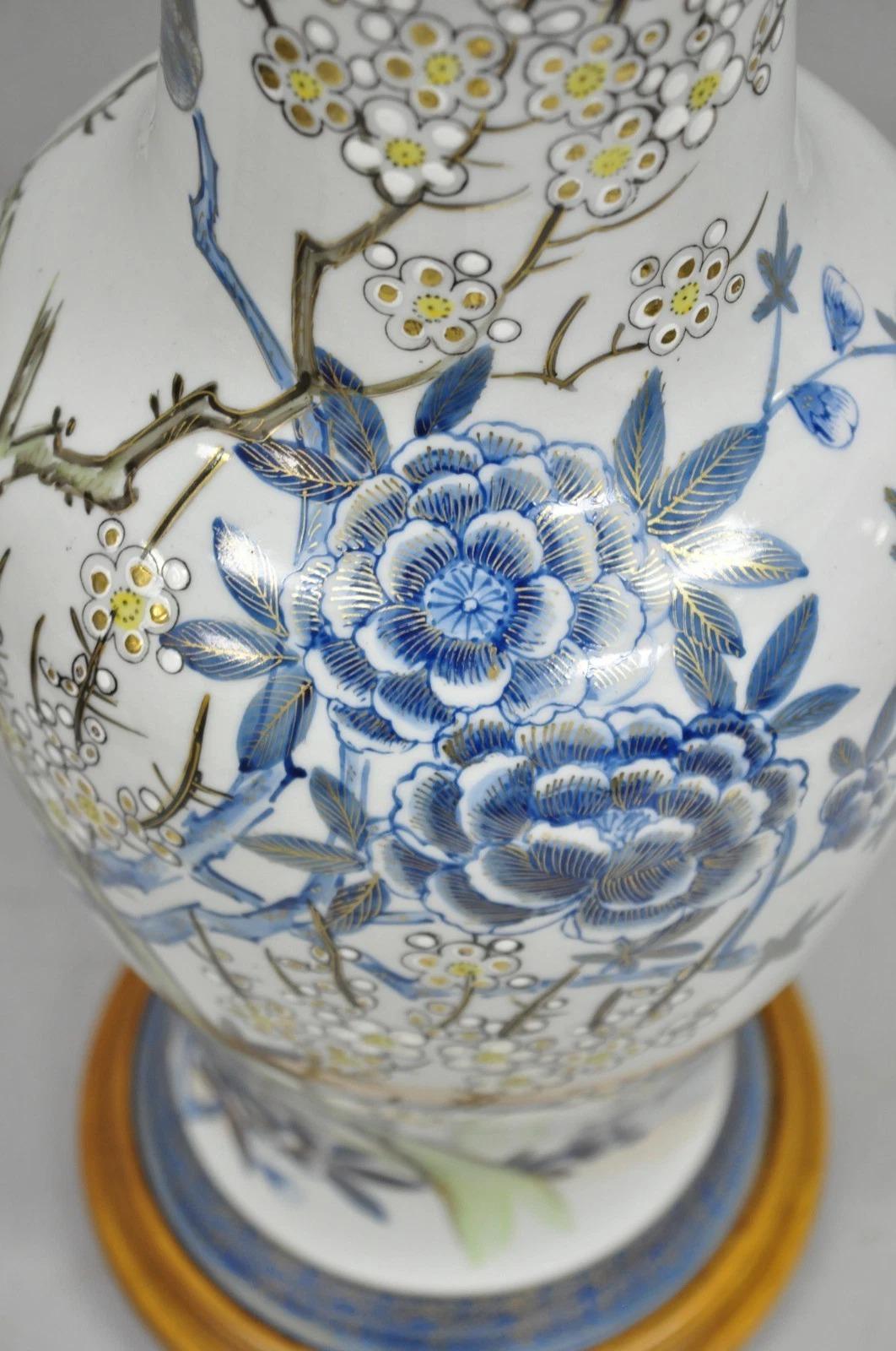 20th Century Vintage Chinoiserie Chinese Blue Flower Porcelain Jardiniere Vase Table Lamp For Sale