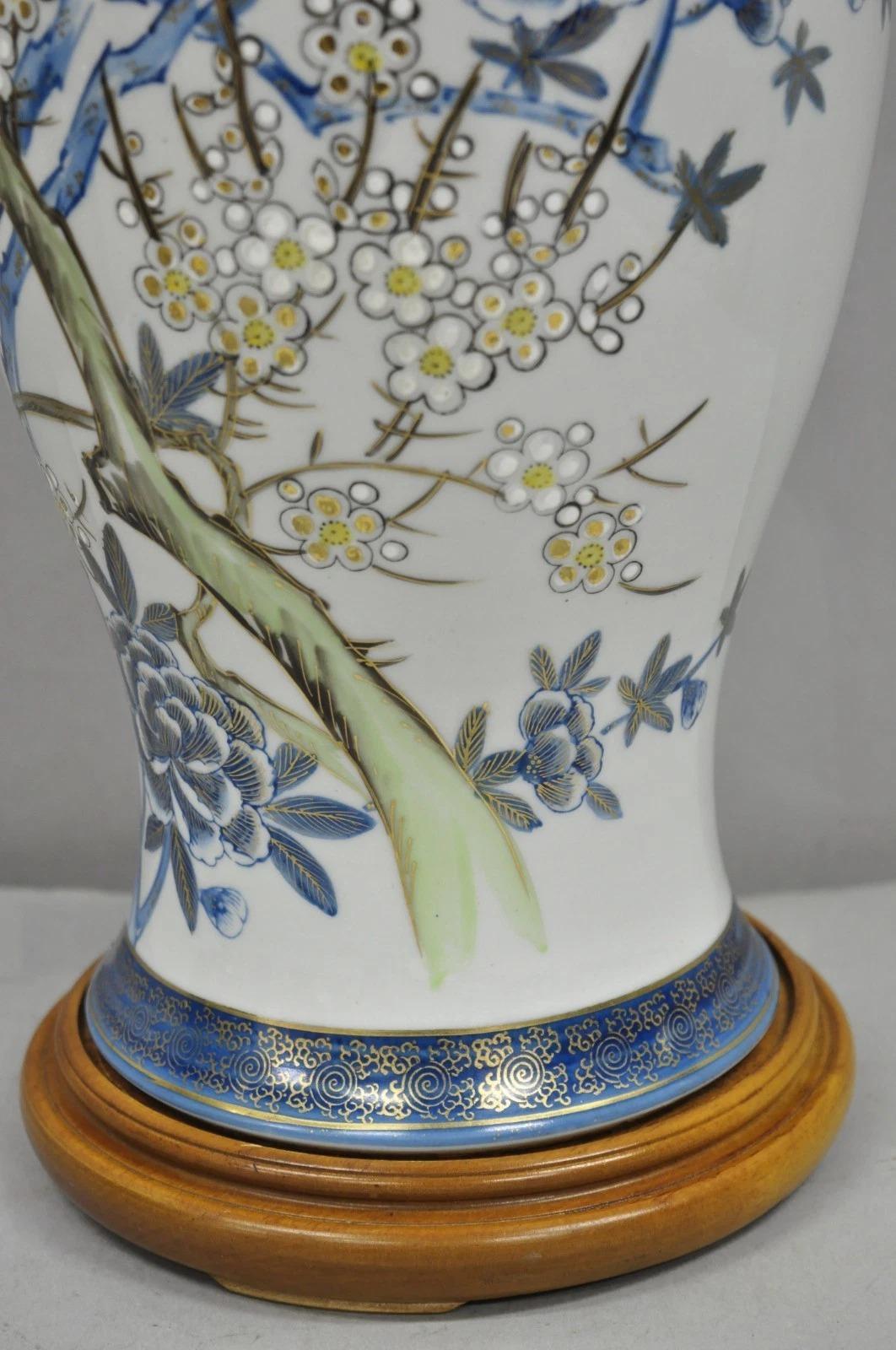 Vintage Chinoiserie Chinese Blue Flower Porcelain Jardiniere Vase Table Lamp For Sale 1