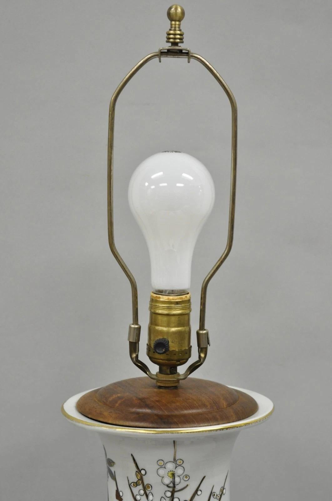 Vintage Chinoiserie Chinese Blue Flower Porcelain Jardiniere Vase Table Lamp For Sale 2