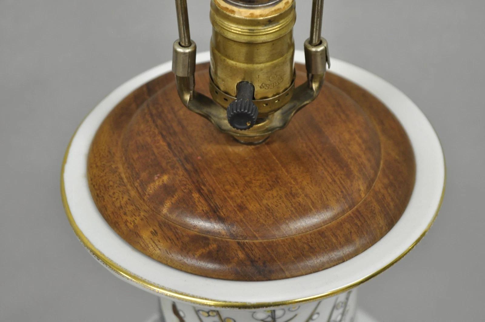 Vintage Chinoiserie Chinese Blue Flower Porcelain Jardiniere Vase Table Lamp For Sale 3