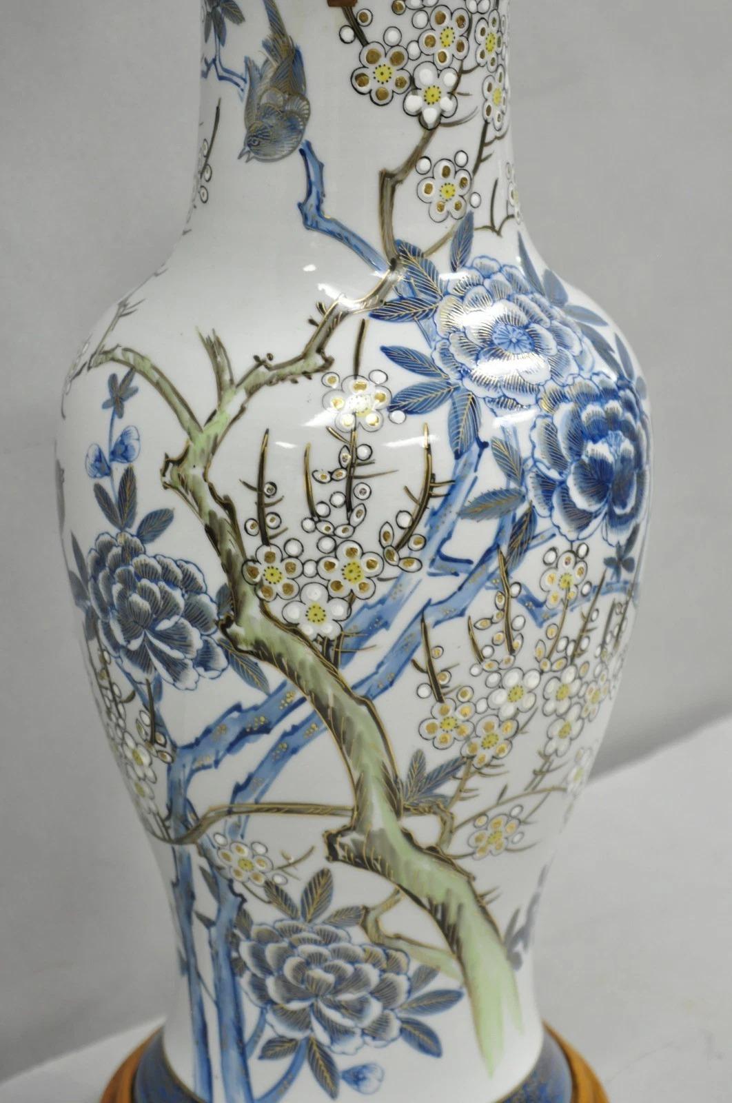 Vintage Chinoiserie Chinese Blue Flower Porcelain Jardiniere Vase Table Lamp For Sale 4