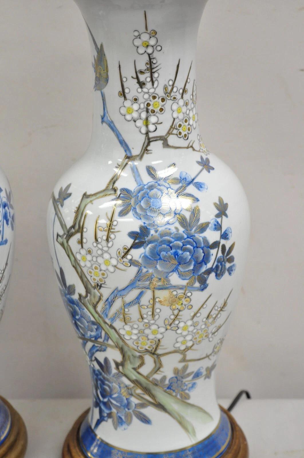 Paire de lampes de bureau vintage Jardinière en porcelaine bleue de style chinoiseries Bon état - En vente à Philadelphia, PA