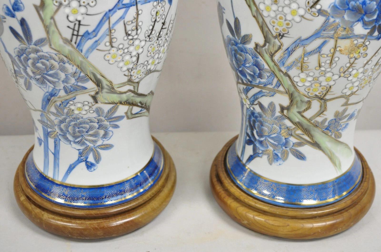 20ième siècle Paire de lampes de bureau vintage Jardinière en porcelaine bleue de style chinoiseries en vente