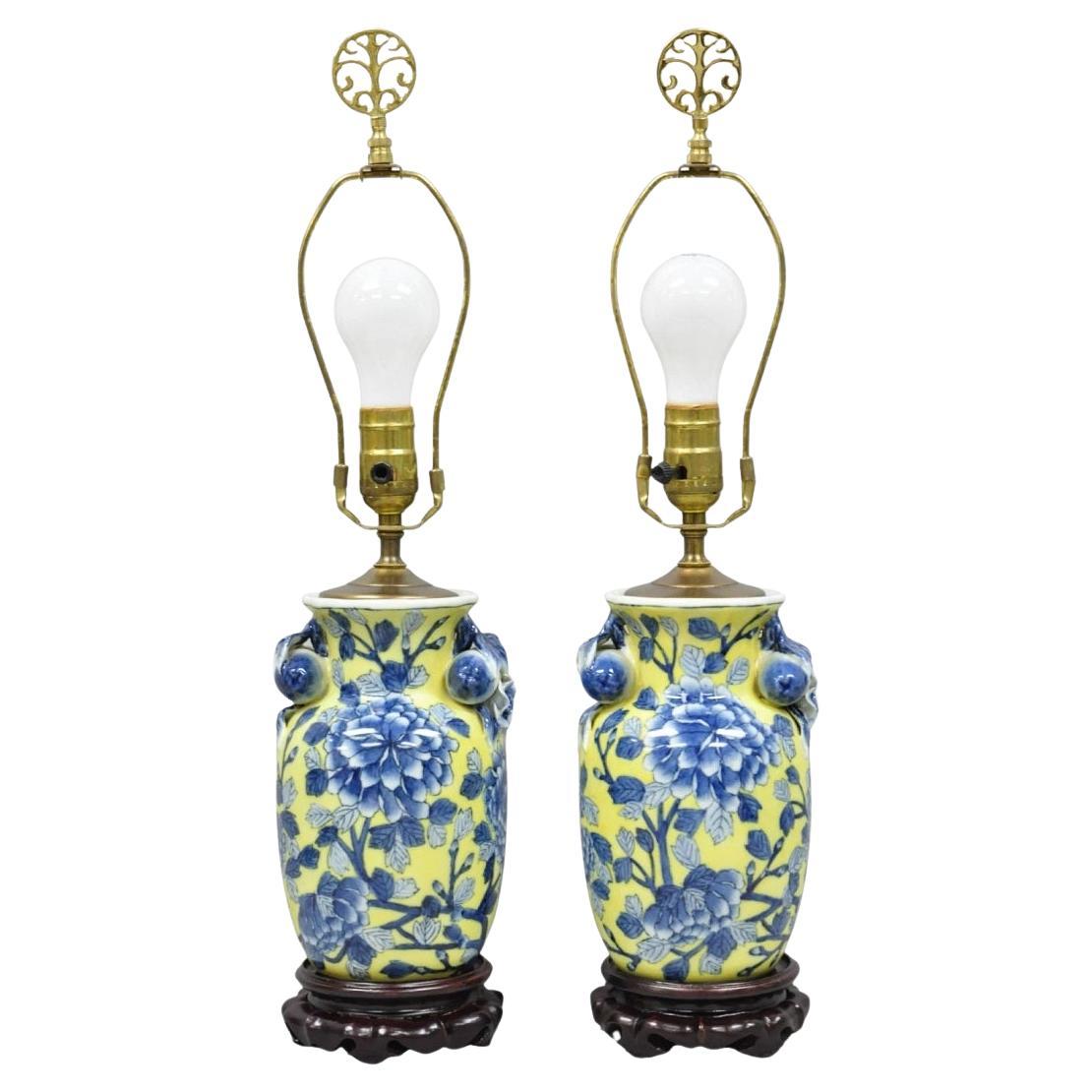 Paire de lampes de table en porcelaine à fleurs bleues et jaunes Chinoiserie Vintage