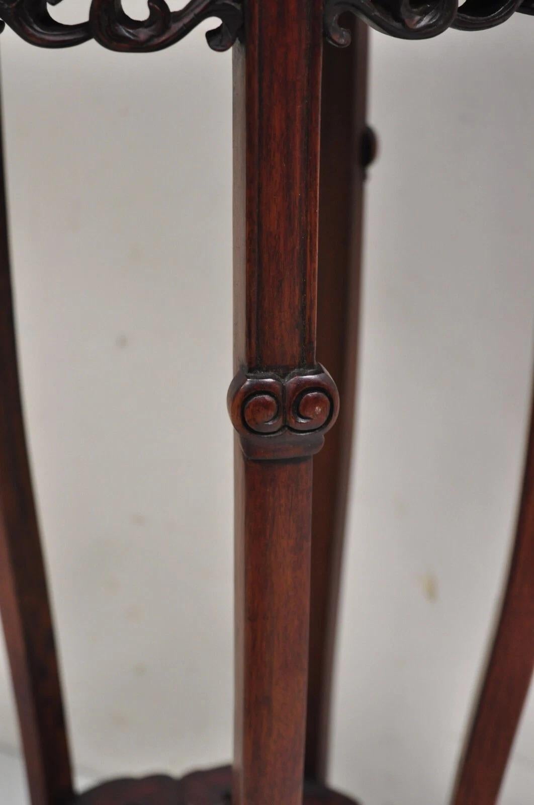 Vintage Chinoiserie Chinesisch geschnitzt Hartholz Marmor Top Pedestal Plant Stand (20. Jahrhundert) im Angebot
