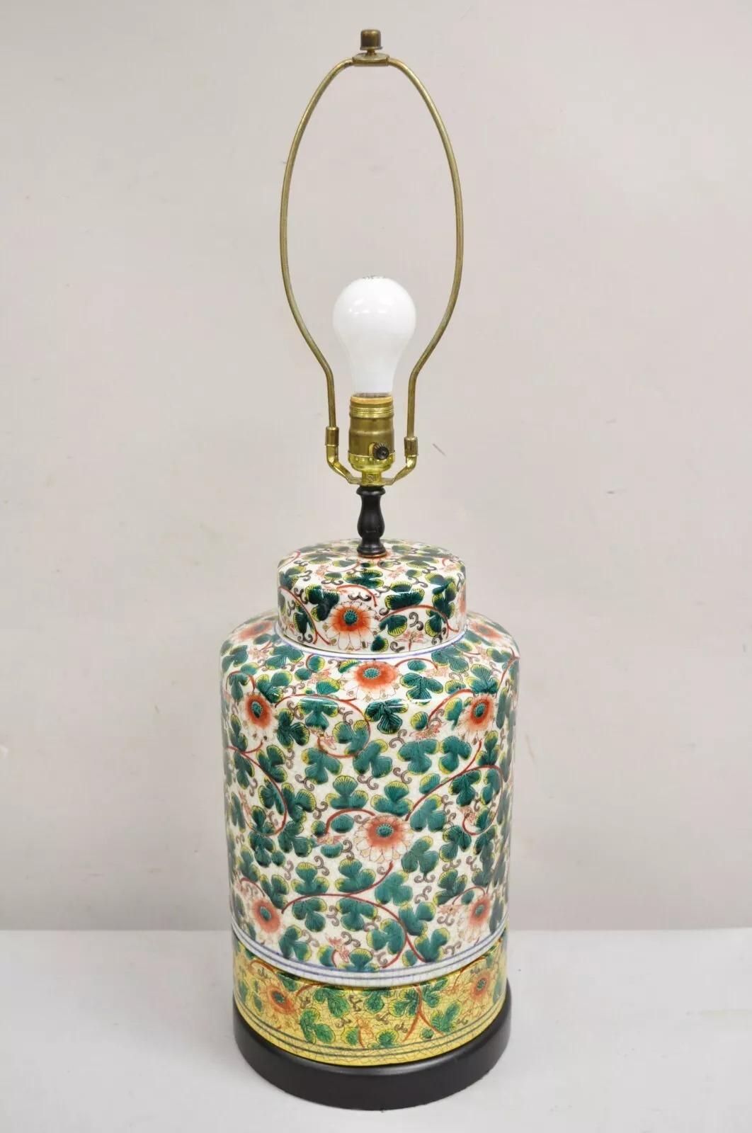 Lampada da tavolo orientale dipinta con fiori verdi e cineserie cinese con base in legno. Circa metà del XX secolo. Misure: 32