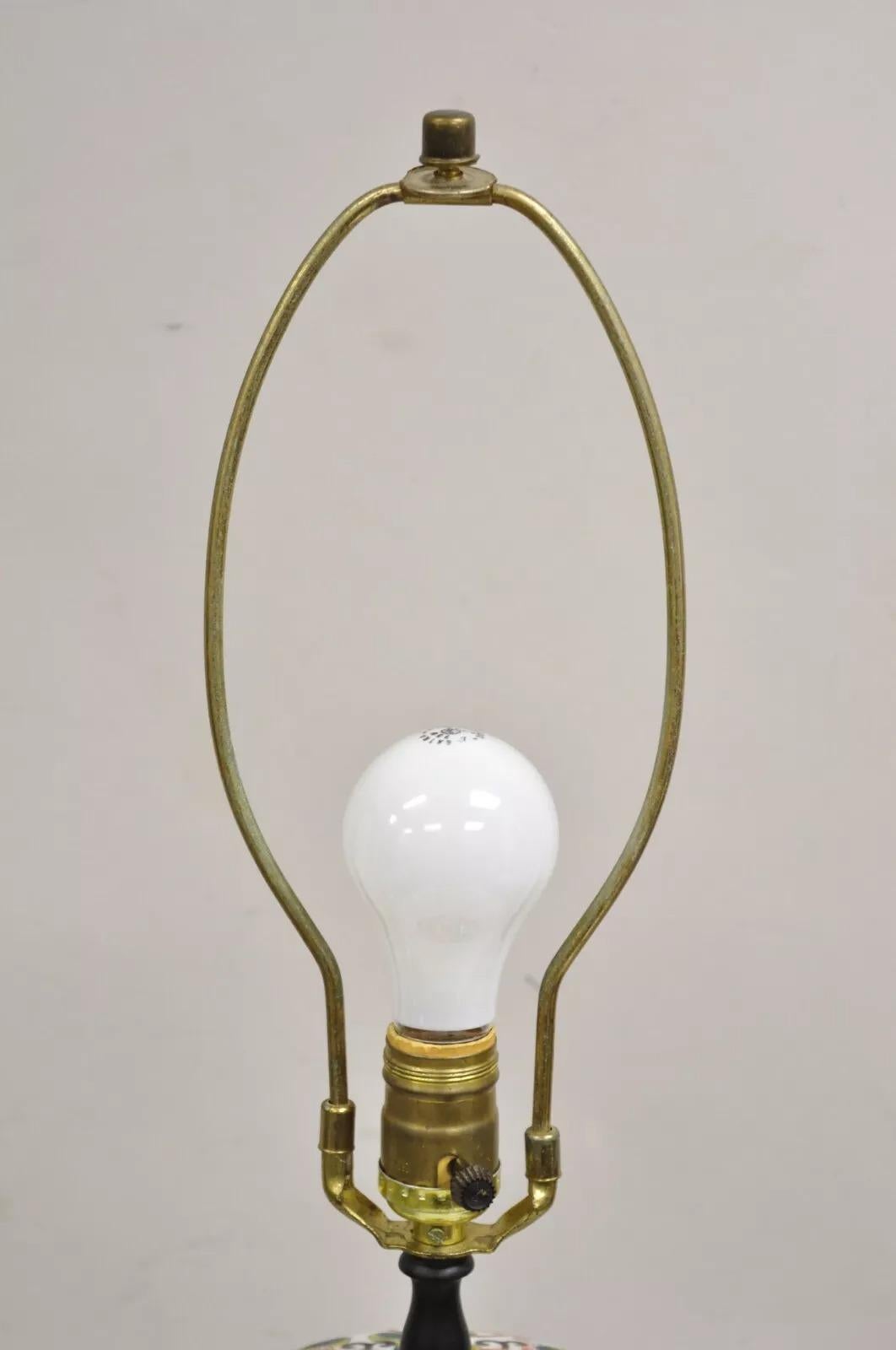 Lampada da tavolo orientale d'epoca a cineseria cinese con vaso di zenzero e fiore verde dipinto In condizioni buone in vendita a Philadelphia, PA