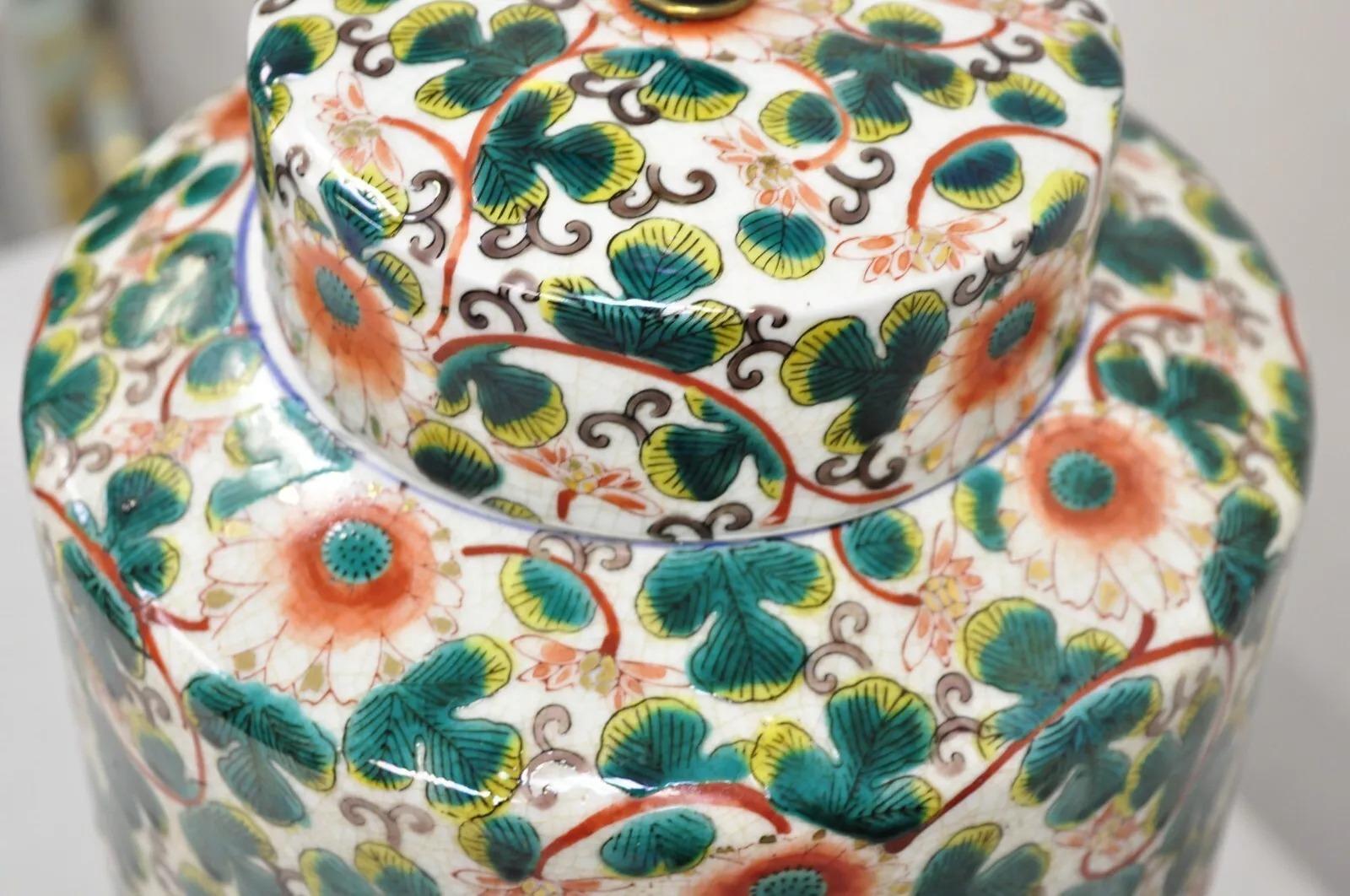 Porcellana Lampada da tavolo orientale d'epoca a cineseria cinese con vaso di zenzero e fiore verde dipinto in vendita