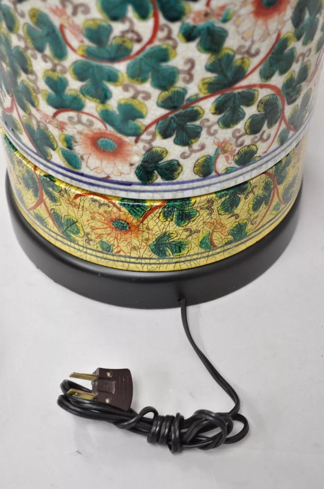 Lampada da tavolo orientale d'epoca a cineseria cinese con vaso di zenzero e fiore verde dipinto in vendita 1