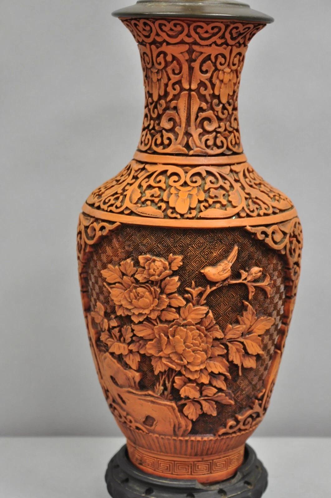Lampada da tavolo cinese Chinoiserie arancione intagliata in cinabro. Circa metà del XX secolo. Misure: 26