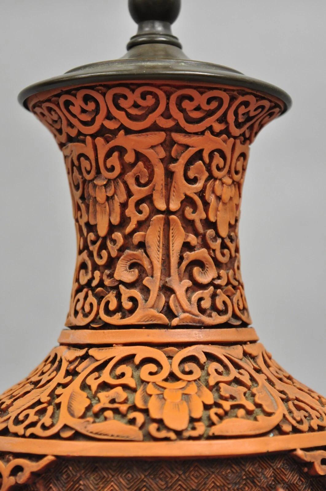 Sconosciuto Lampada da tavolo Chinoiserie cinese arancione intagliata in cinabro in vendita