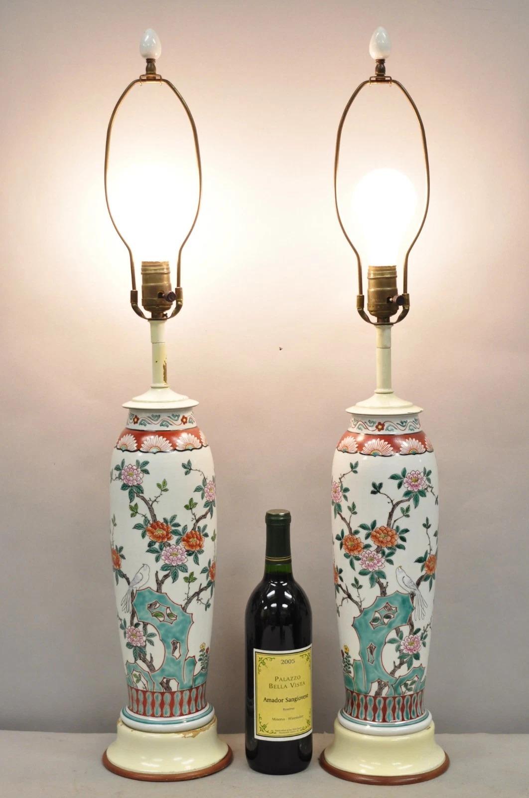 Vintage Chinoiserie Porcelaine Chinois Jardinière Vase Peint à la Main Fleurs Lampes de Table Montées sur des Bases en Bois - une Paire. Circa Mid 20th Century. Dimensions : 32,5