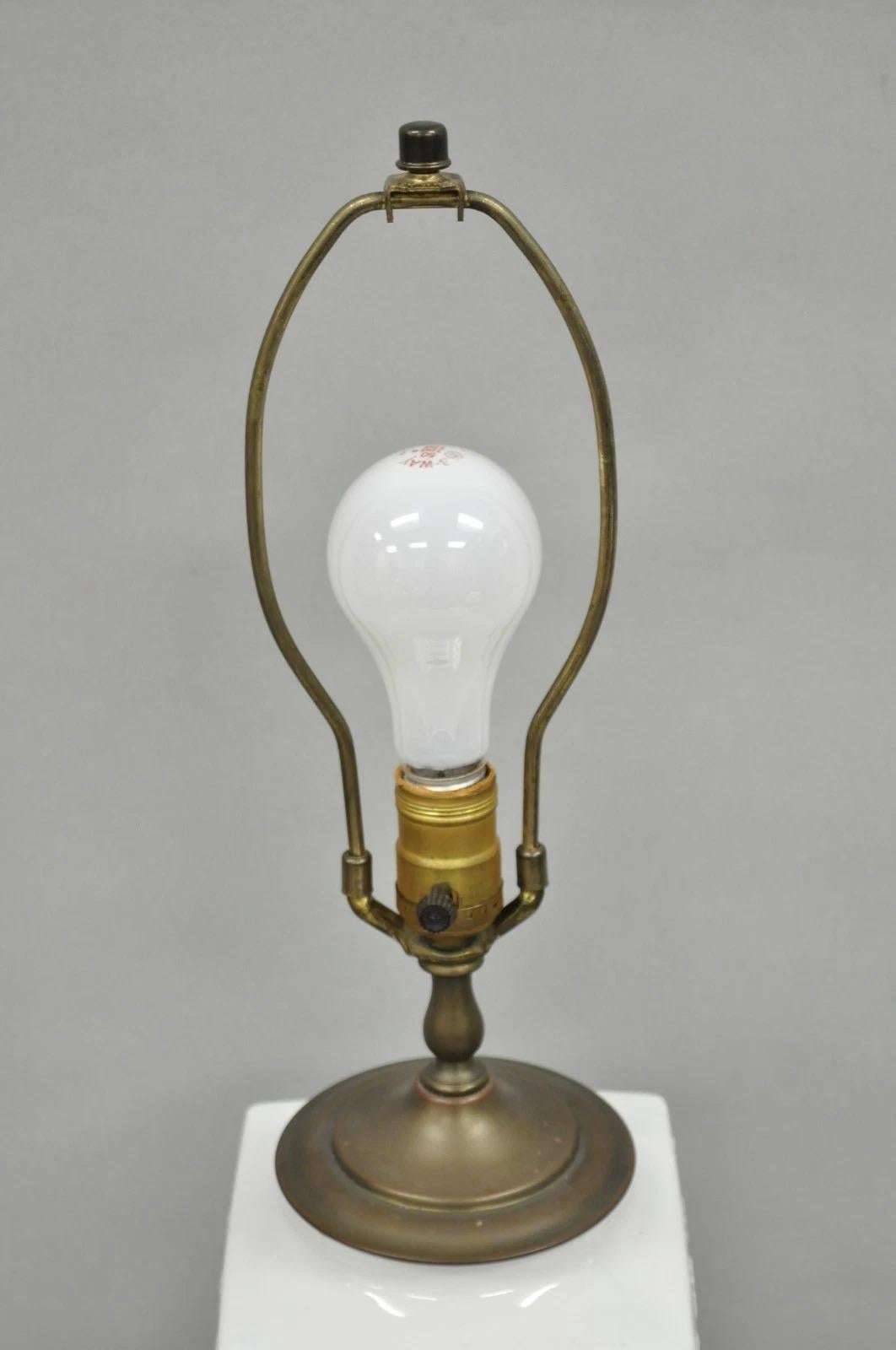 Lampe à poser Vintage Chinoiserie Symboles chinois Porcelaine blanche Blanc de Chin Bon état - En vente à Philadelphia, PA