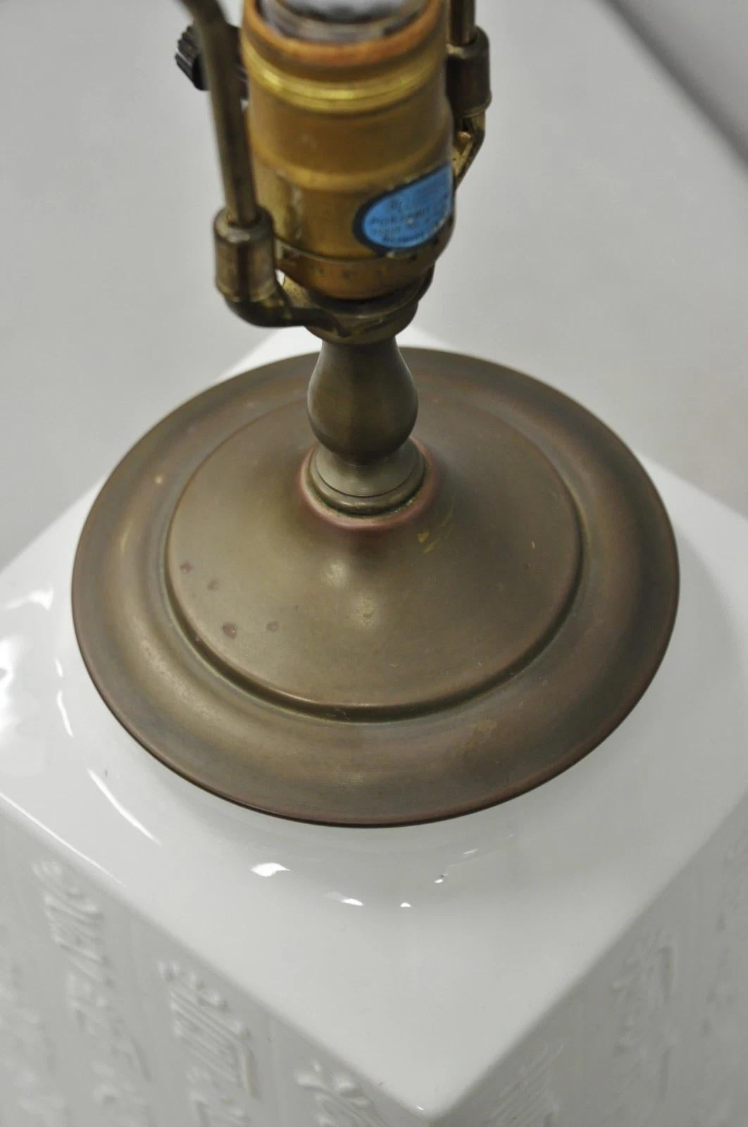 Lampe à poser Vintage Chinoiserie Symboles chinois Porcelaine blanche Blanc de Chin en vente 1