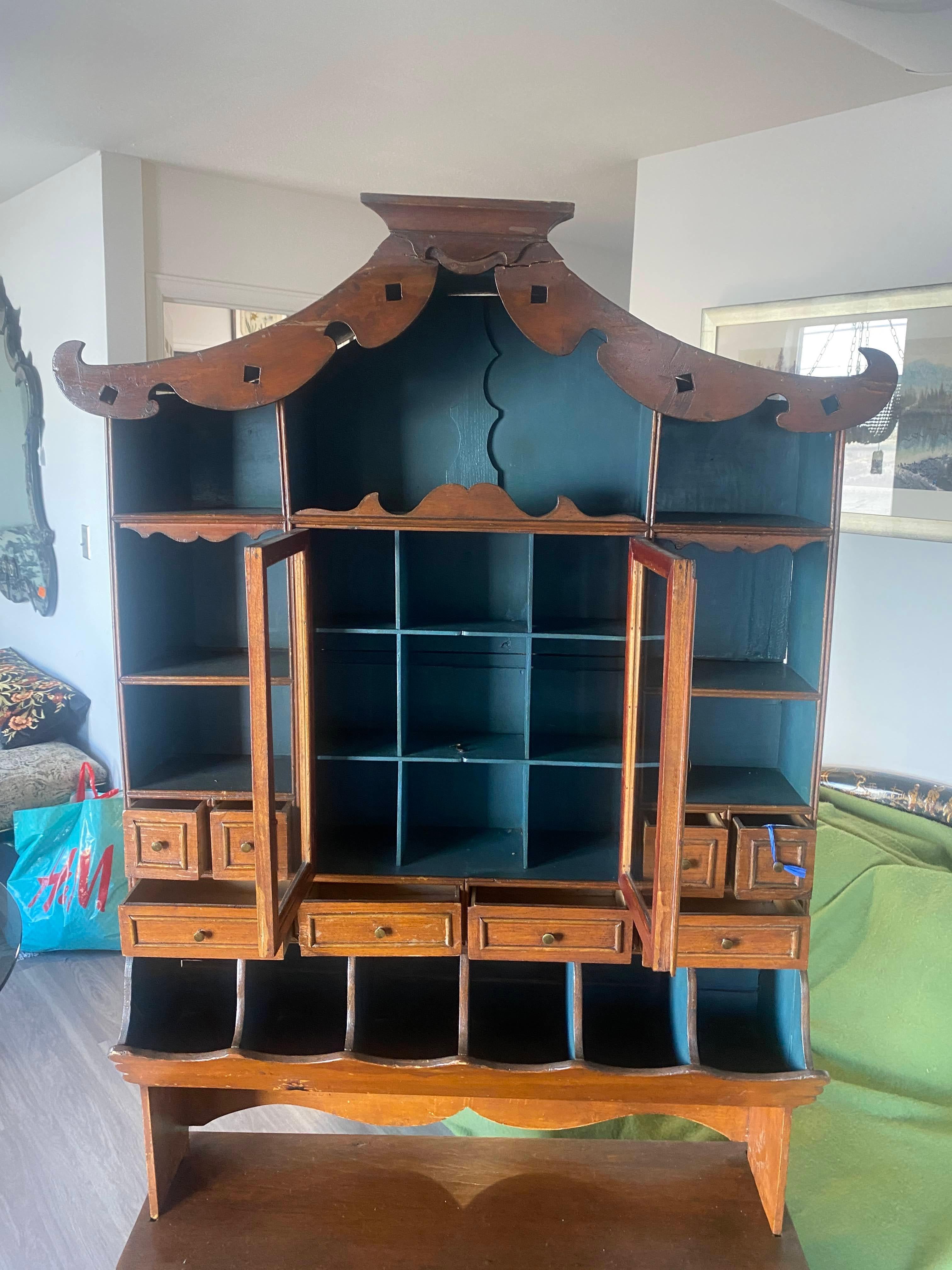 Vintage Chinoiserie Chippendale Style Display Cabinet With Pagoda Top Detailing In Good Condition For Sale In Sheridan, CO