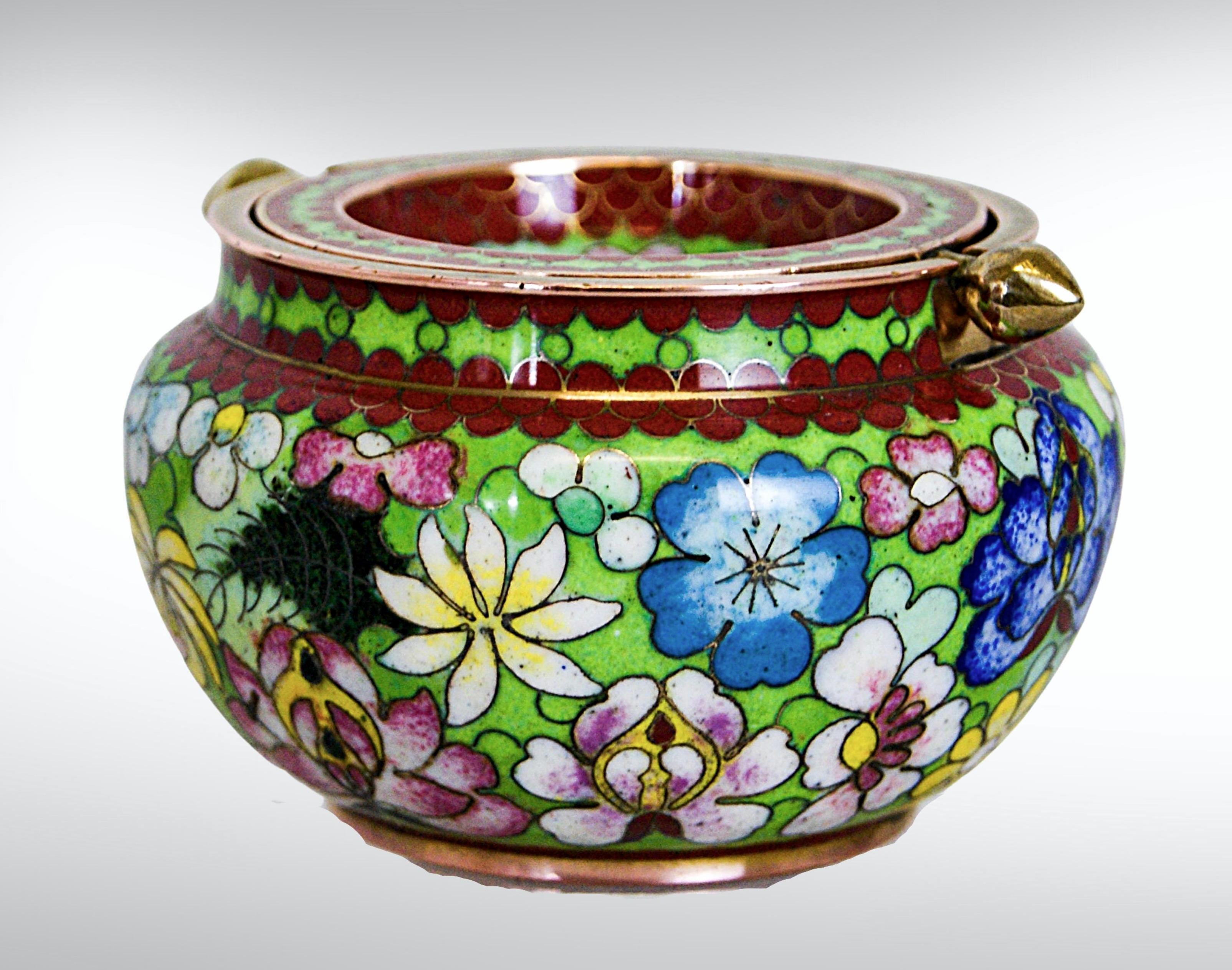 Vintage Chinoiserie Cloisonné on Brass Enamelled Storage Bowl with Hinged Lid In Good Condition In Torquay, GB