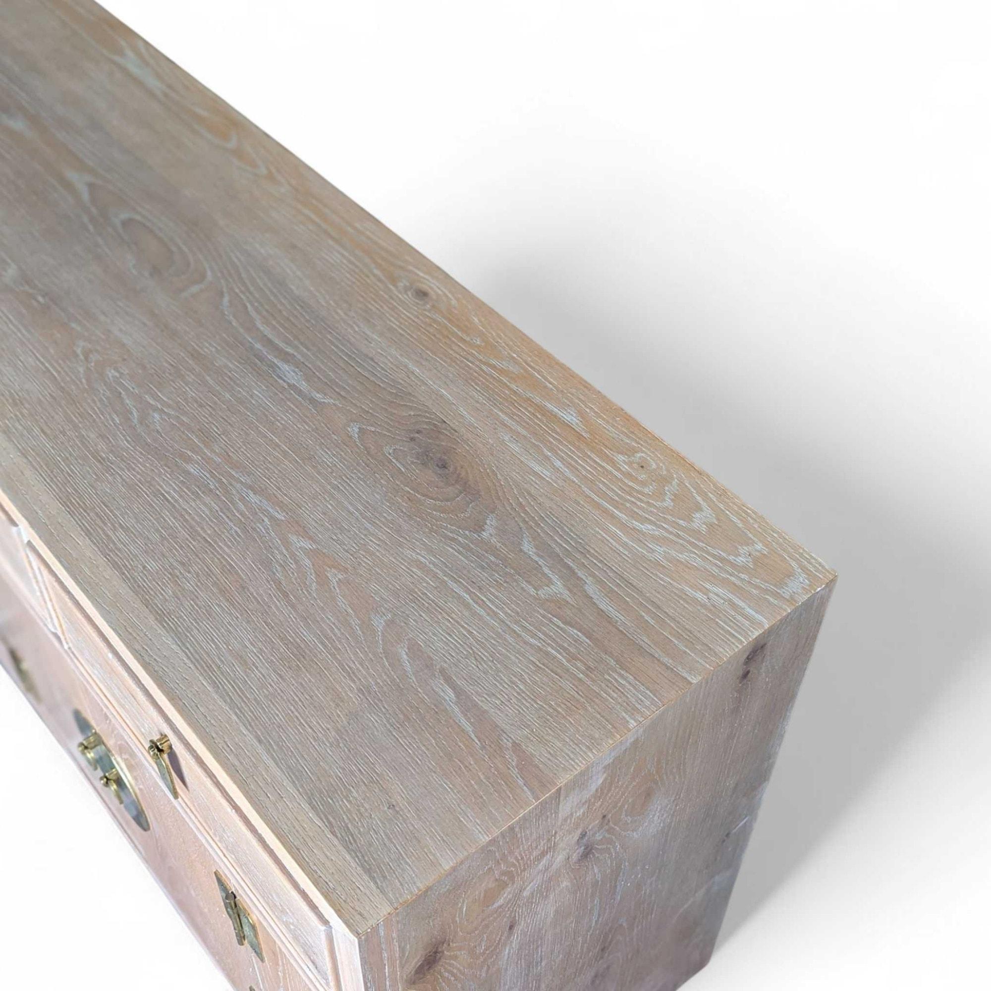 Vintage Chinoiserie Anrichte, gebleichtes Holz, Messingbeschläge im Angebot 3