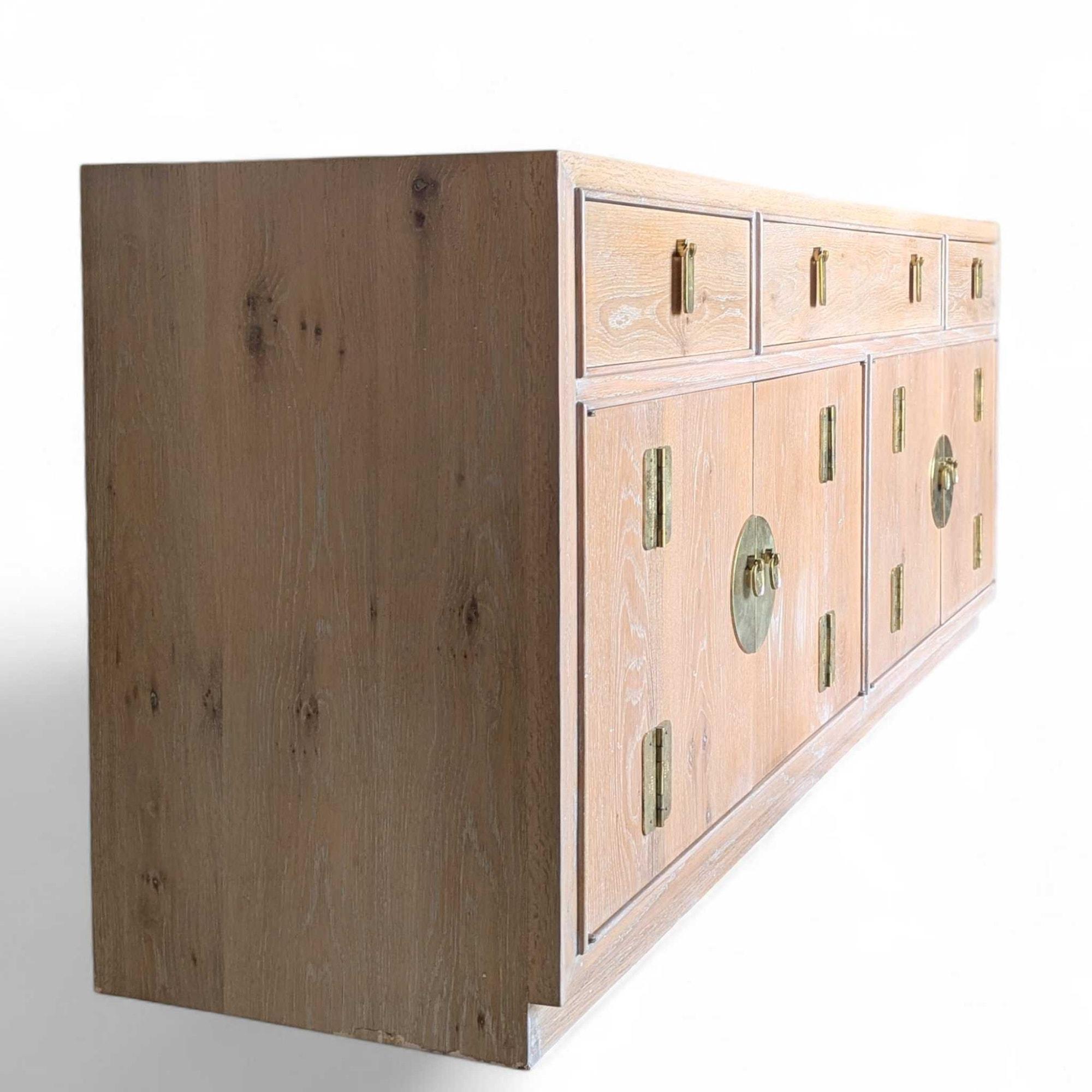 Vintage Chinoiserie Anrichte, gebleichtes Holz, Messingbeschläge im Angebot 6