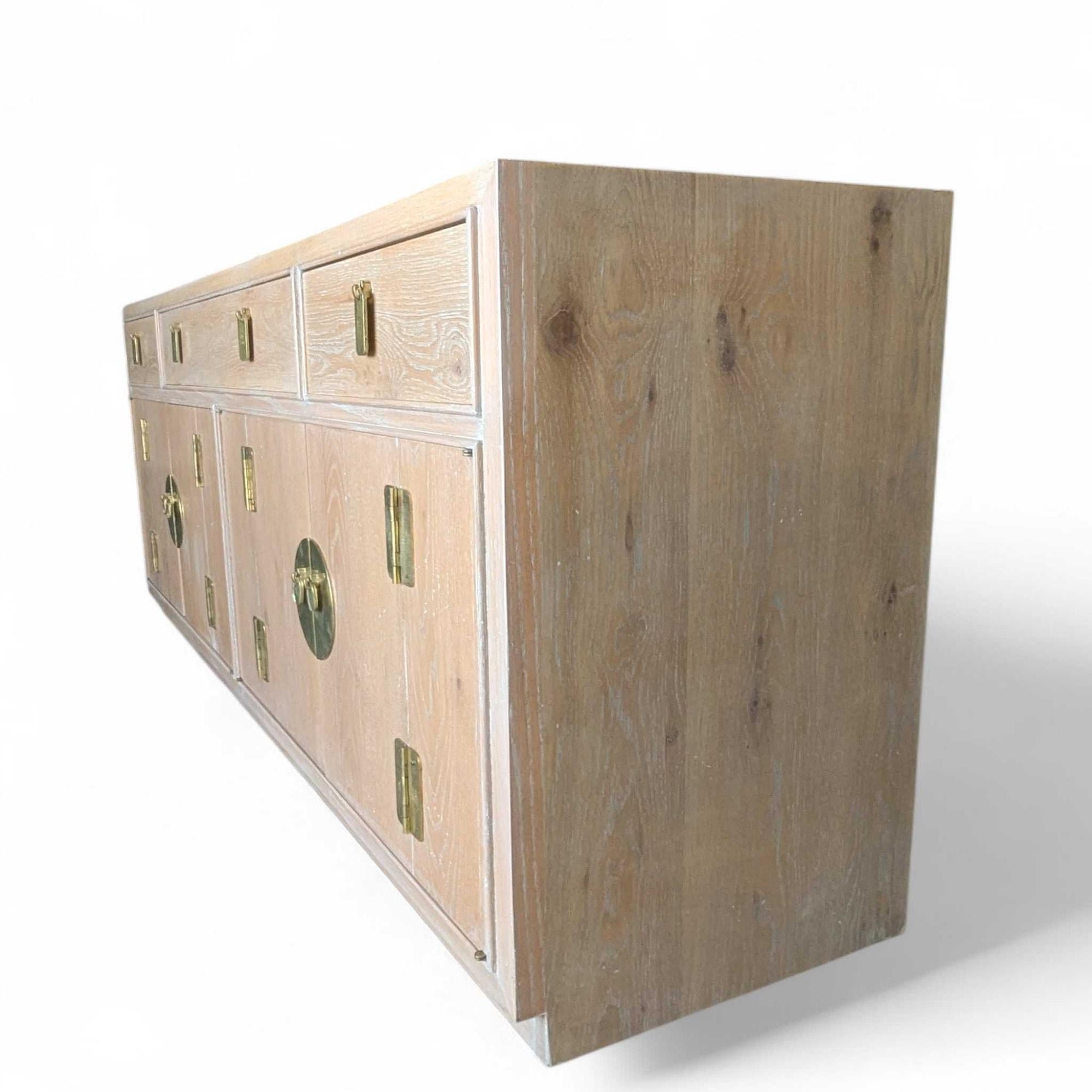Vintage Chinoiserie Anrichte, gebleichtes Holz, Messingbeschläge im Angebot 9