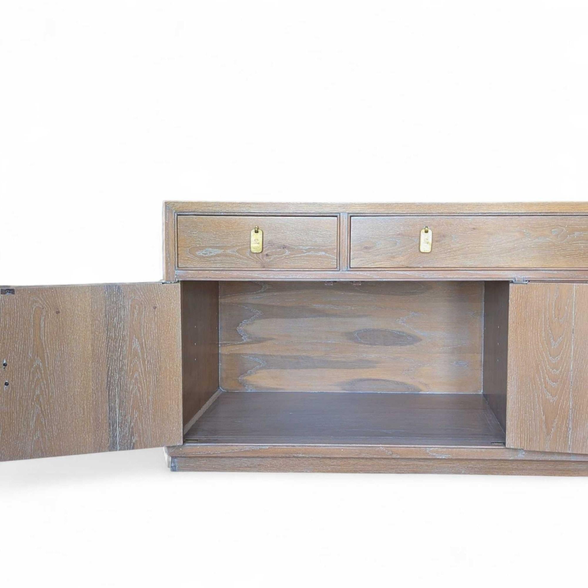 Vintage Chinoiserie Anrichte, gebleichtes Holz, Messingbeschläge (Hollywood Regency) im Angebot