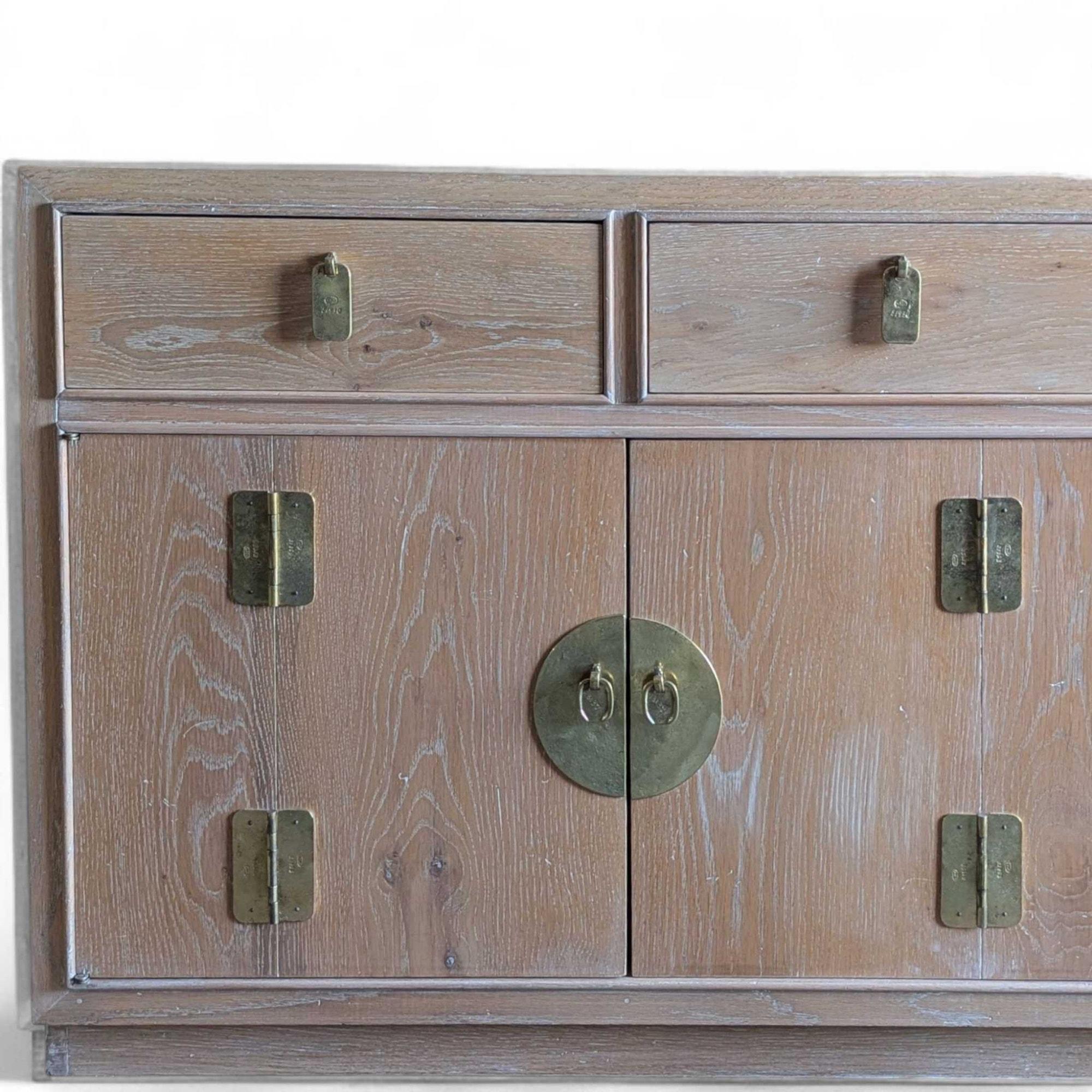 Vintage Chinoiserie Anrichte, gebleichtes Holz, Messingbeschläge (amerikanisch) im Angebot
