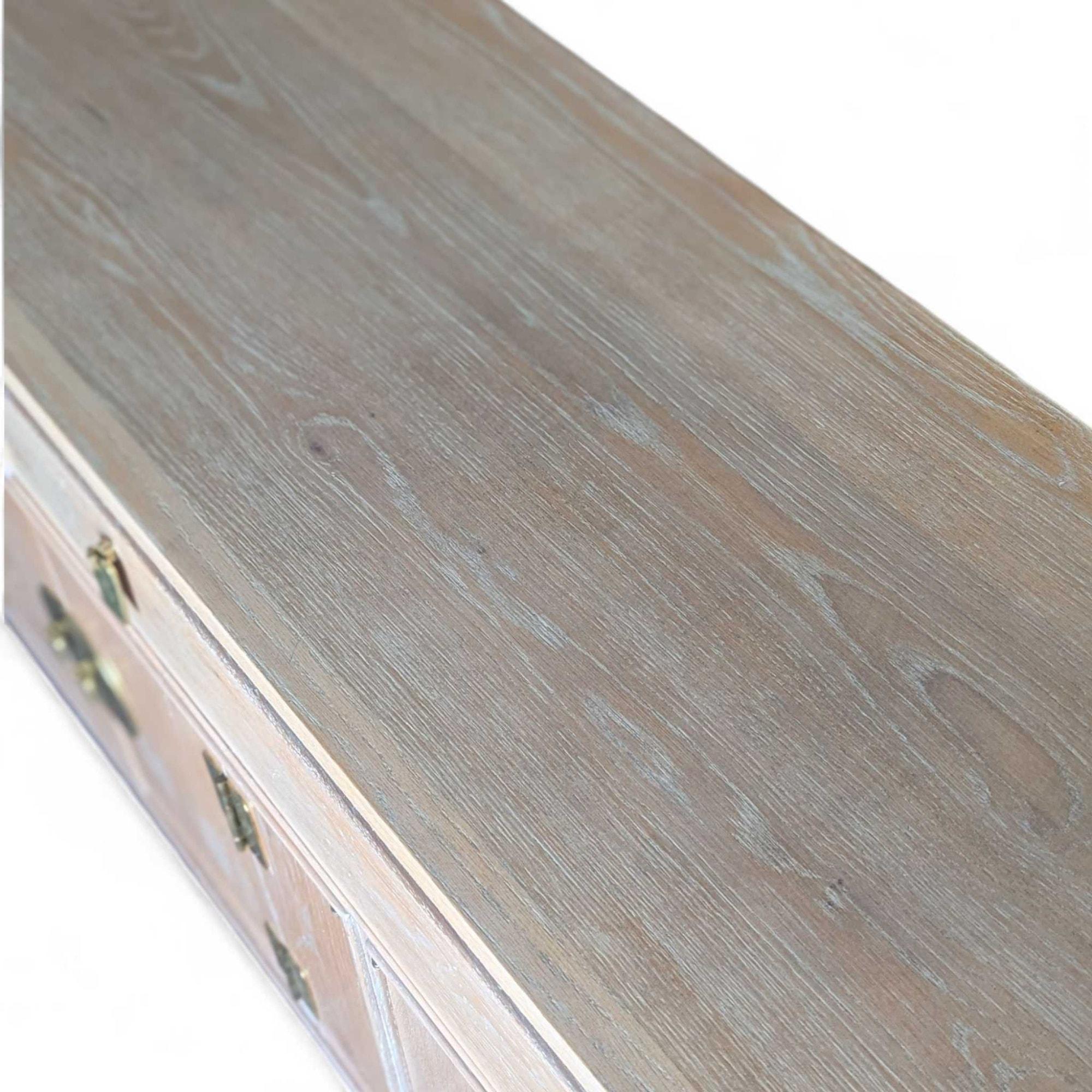 Vintage Chinoiserie Anrichte, gebleichtes Holz, Messingbeschläge (20. Jahrhundert) im Angebot
