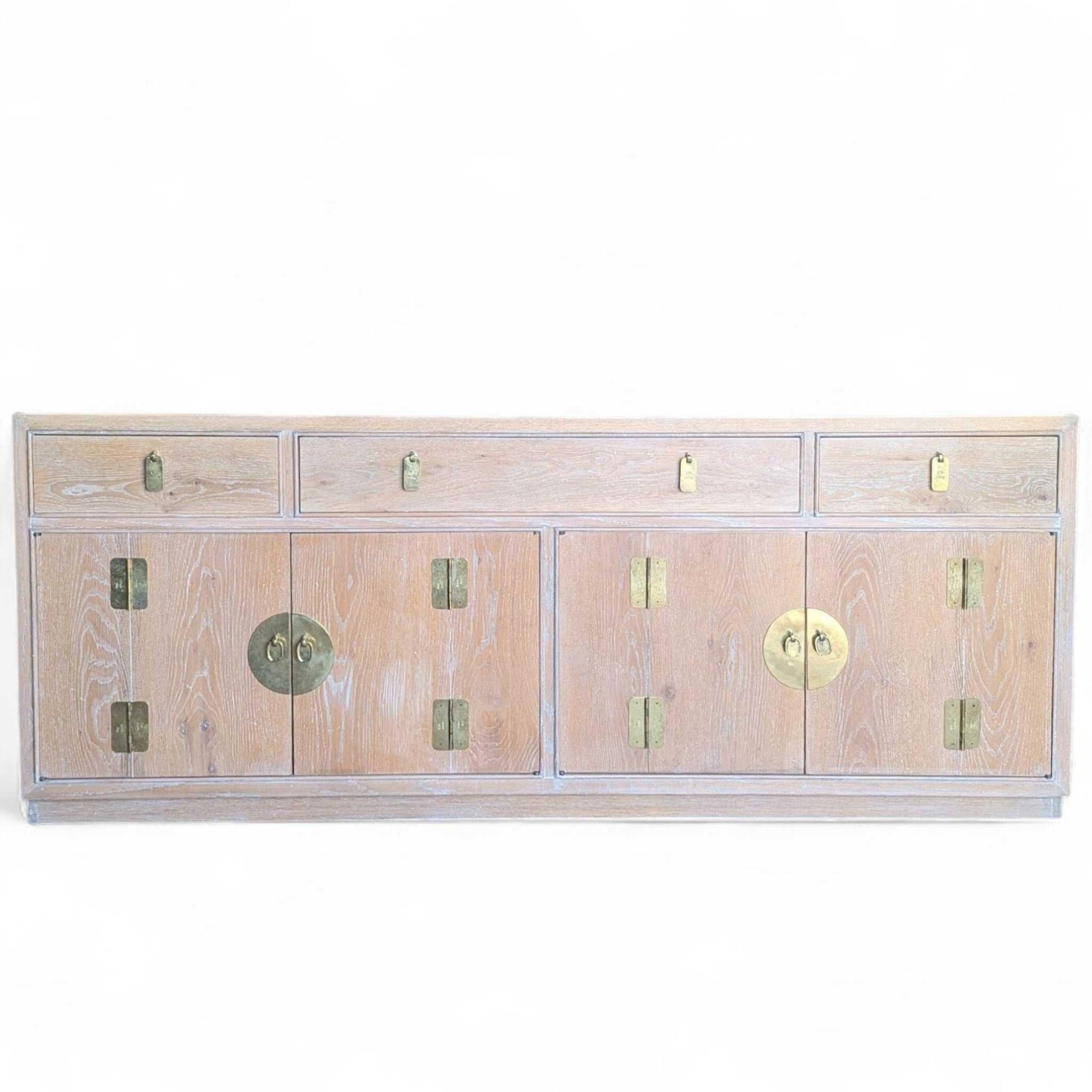 Vintage Chinoiserie Anrichte, gebleichtes Holz, Messingbeschläge im Angebot 1