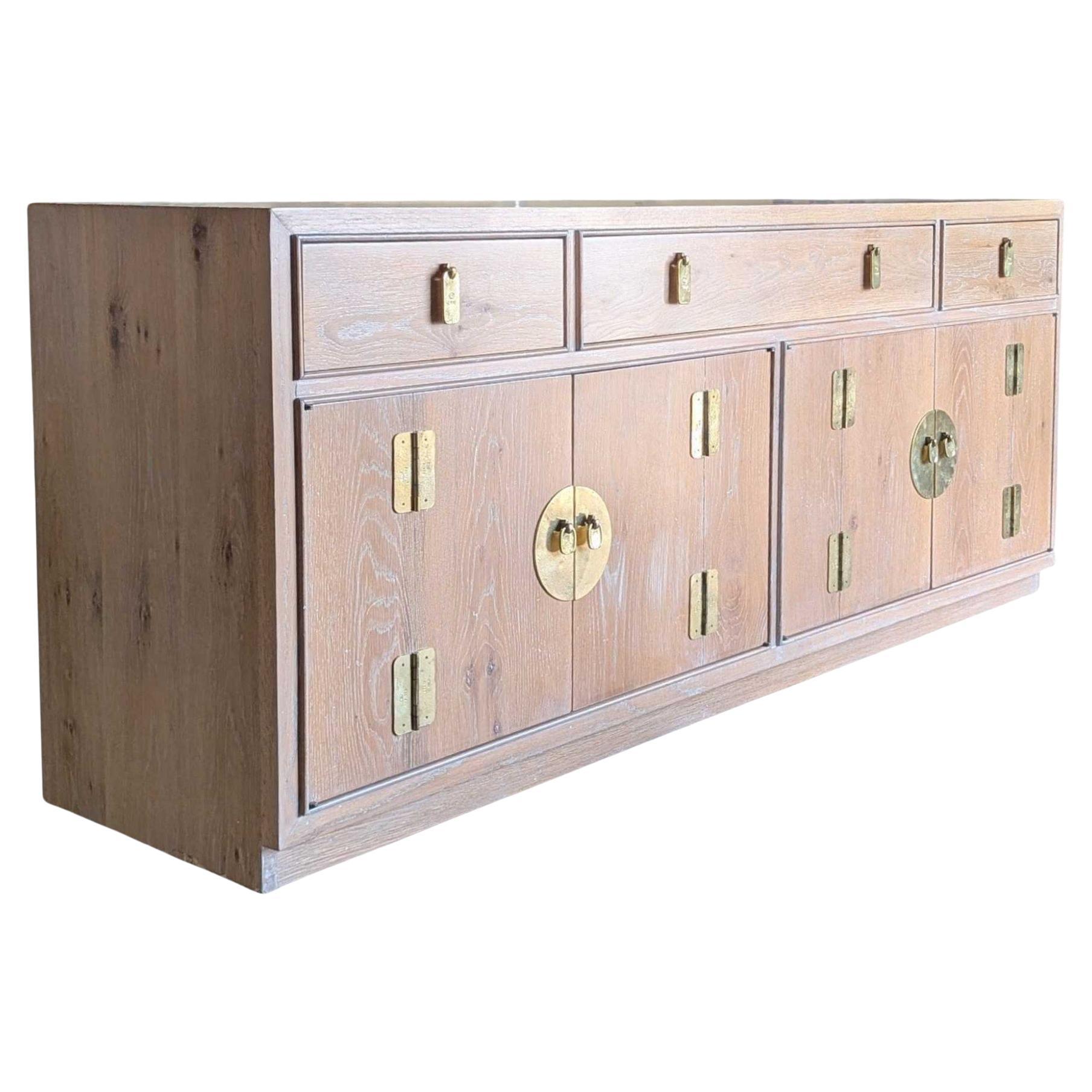 Vintage Chinoiserie Anrichte, gebleichtes Holz, Messingbeschläge im Angebot