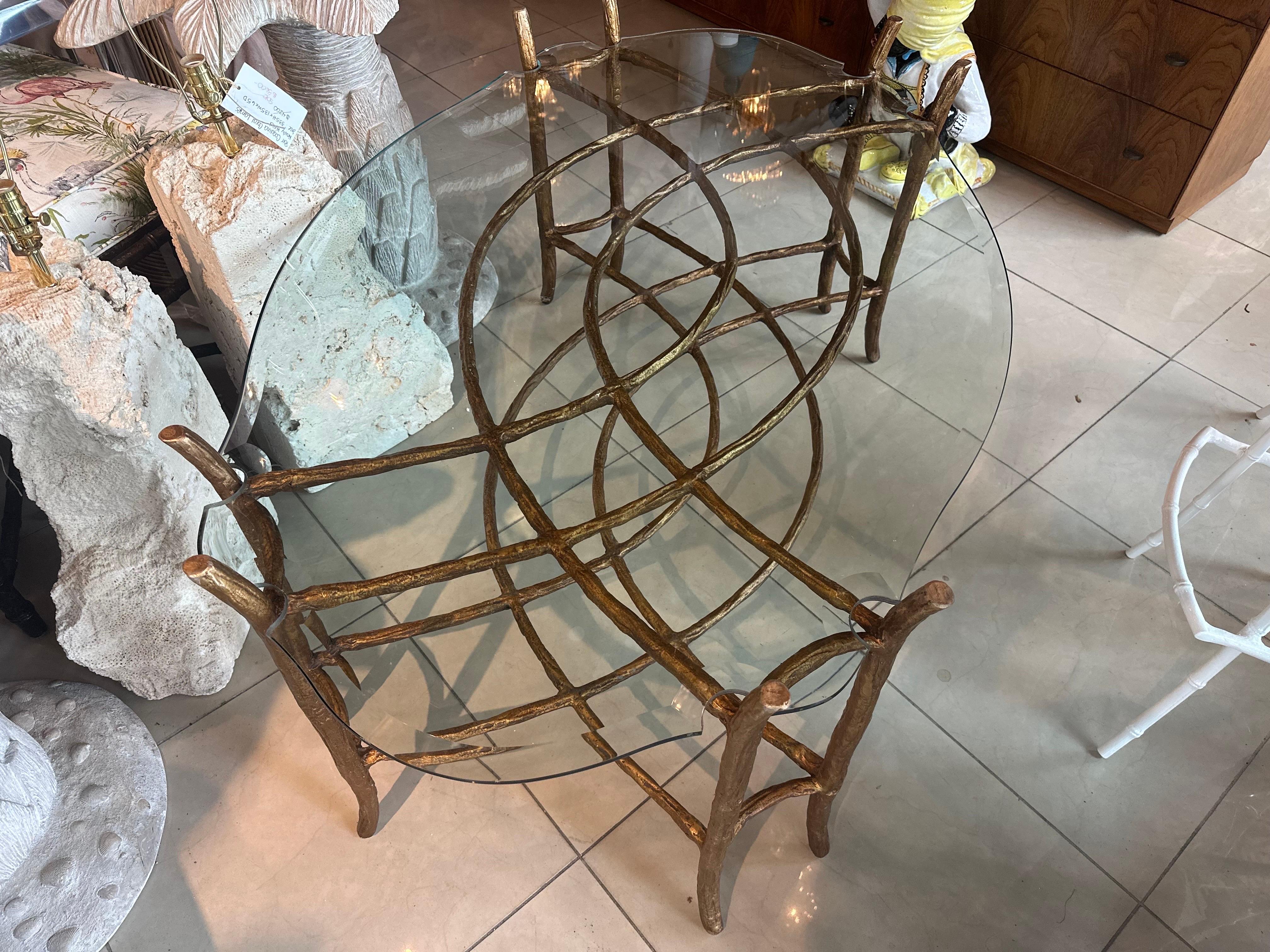 Vintage Dennis & Leen Bronze Gold vergoldet faux bois Kaffee-Cocktail-Tisch mit Glasplatte. Glasplatte hat 2 kleine Absplitterungen an den Rändern (abgebildet). Abmessungen: 56 L x 36 T x 23,5 H (bis zur Oberkante der Pfosten) x 20,5 H bis zur