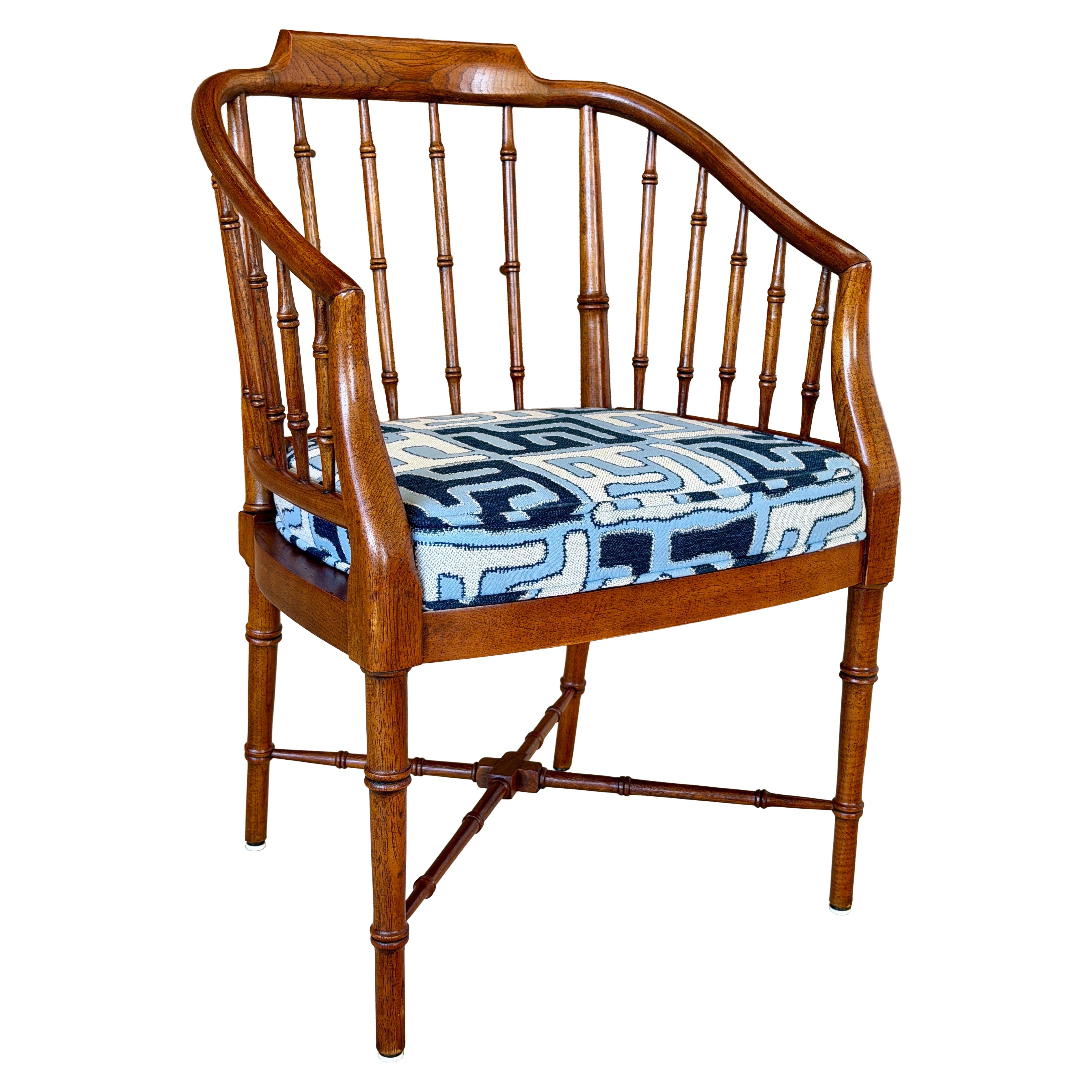 Poltrona vintage in stile chinoiserie della collezione Drexel Heritage, con braccioli a spina di bambù finto e struttura in noce