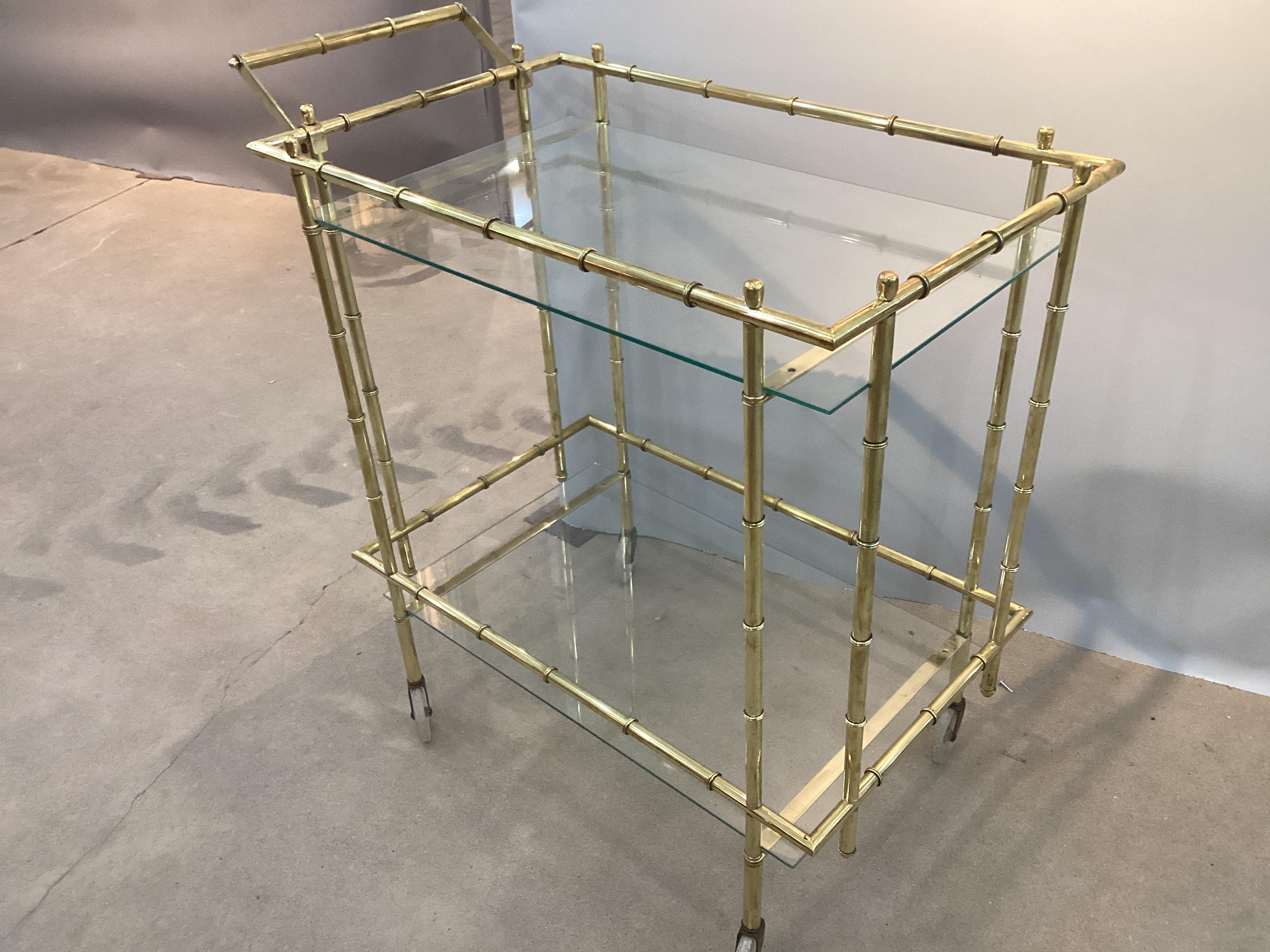 Mid-Century Modern Chariot de bar à roulettes vintage en faux bambou et laiton en vente