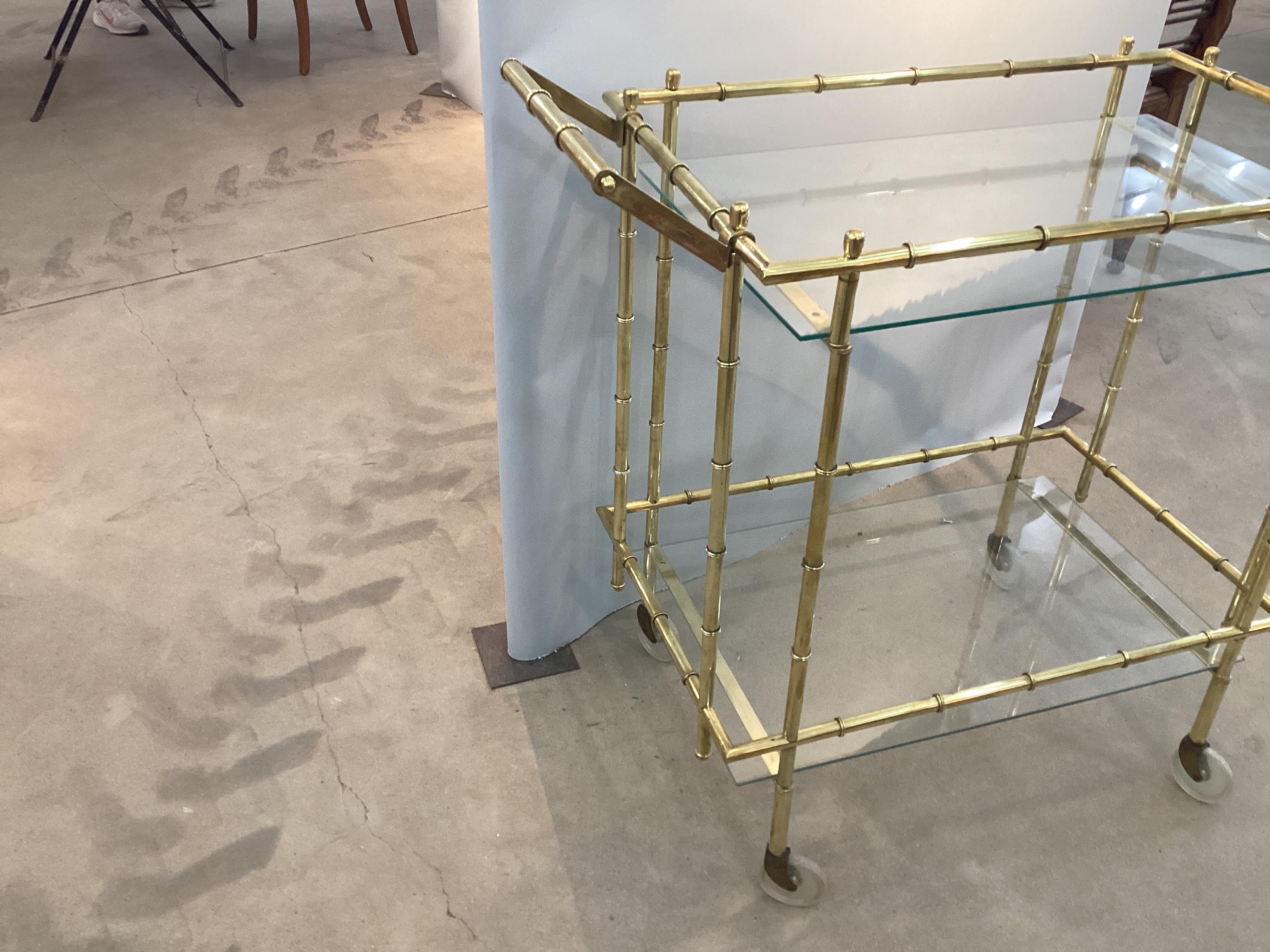 20ième siècle Chariot de bar à roulettes vintage en faux bambou et laiton en vente