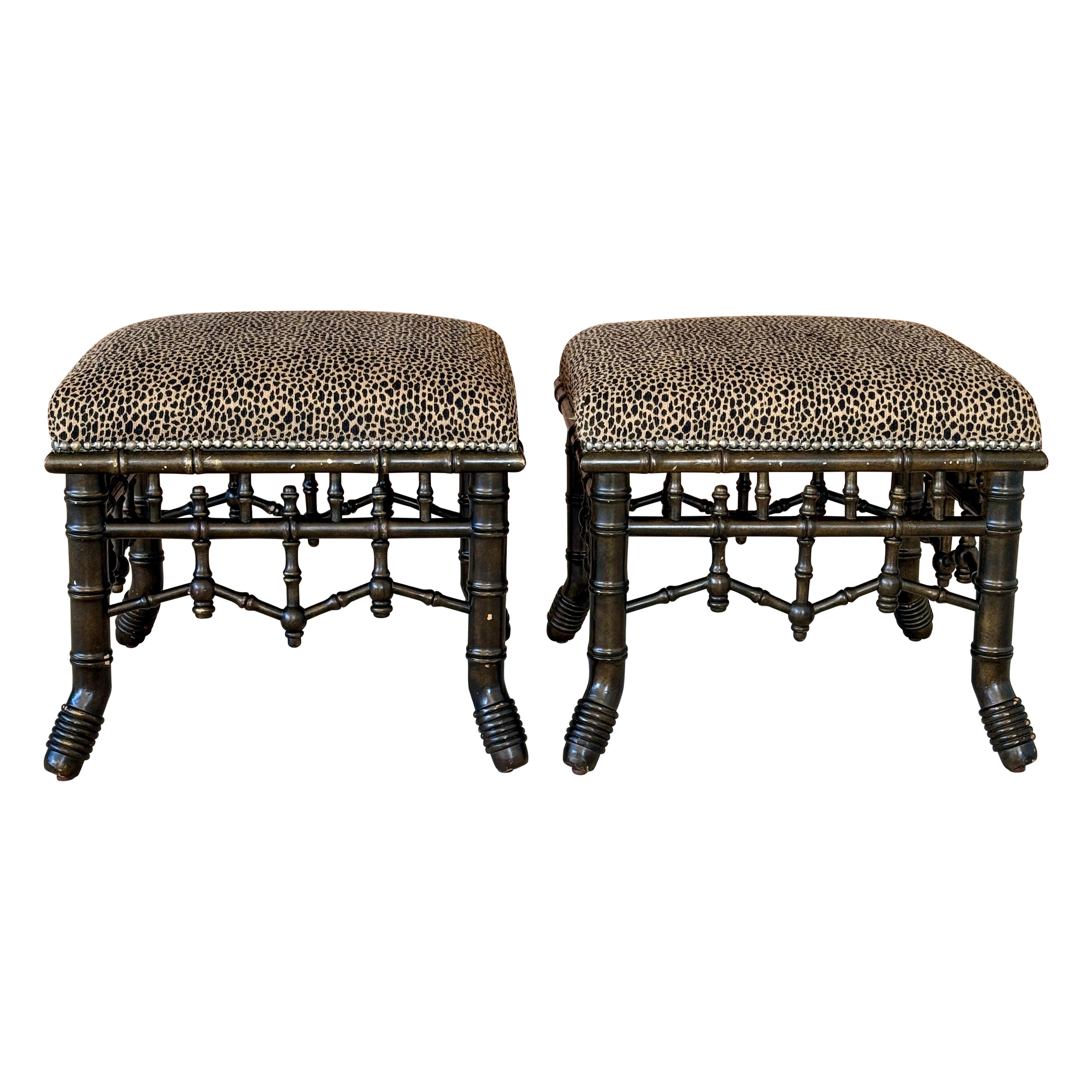 Pouf vintage Chinoiserie en faux bambou ajouré avec tapisserie léopard - Paire en vente