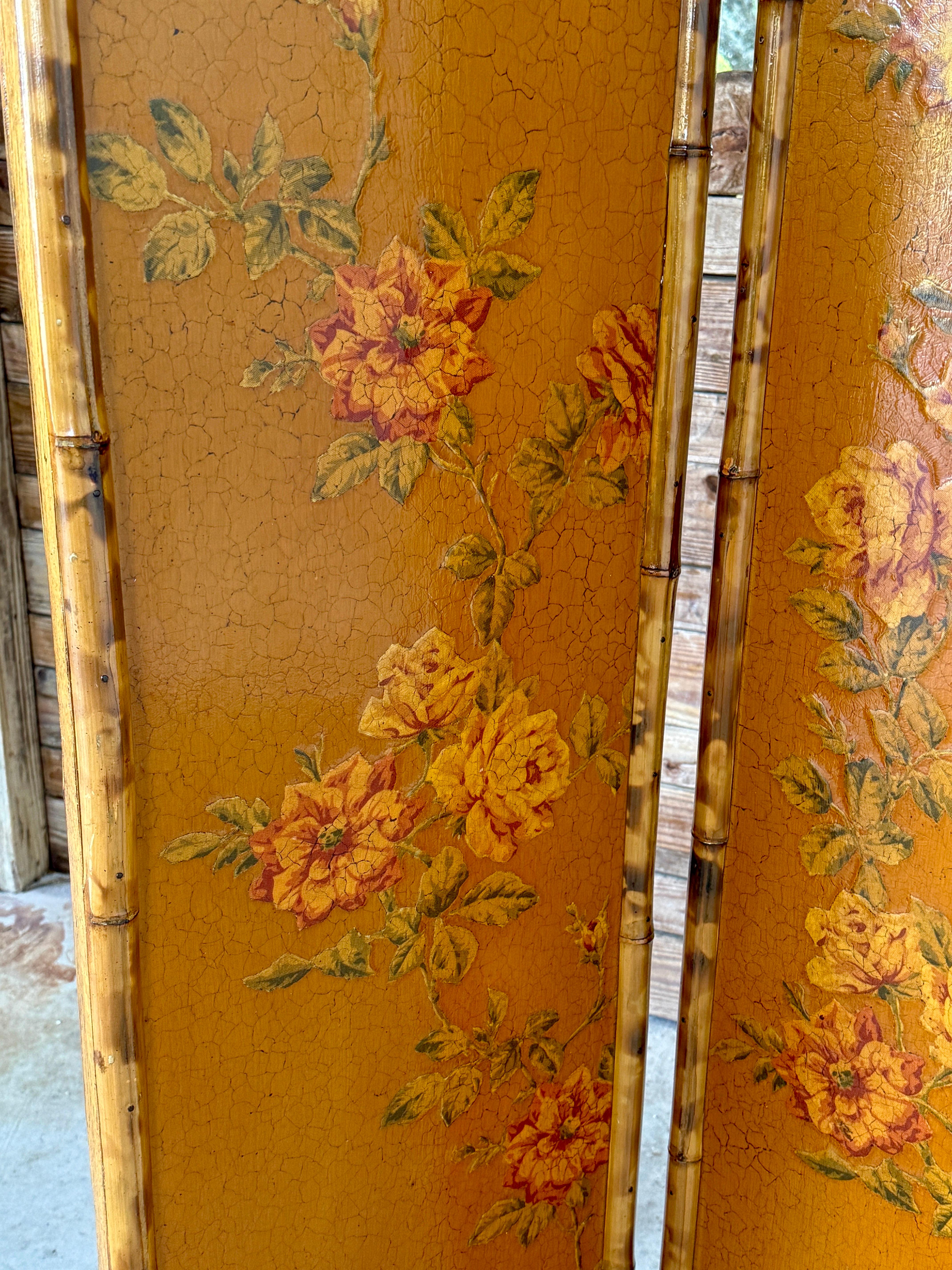 Vintage Chinoiserie Floral Three-Panel Bamboo Screen Room Divider With Cracked L In Good Condition For Sale In North Fort Myers, FL
